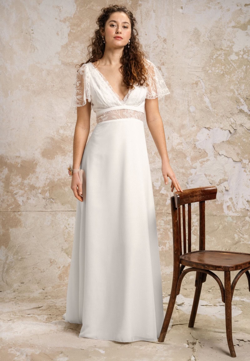 Marie face Elsa Gary robe de mariée fluide simple épurée bohème décolleté V manchettes dentelle ceinture dentelle jupe fluide mousseline magasin de robes de mariée Annecy