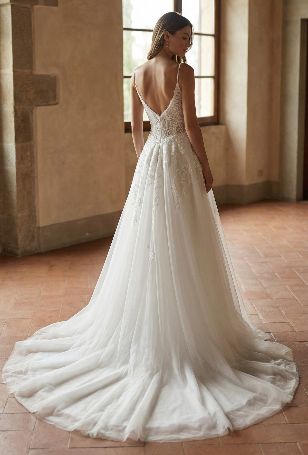 Abril dos MS Moda robe de mariée princesse trapèze A-line tulle dentelle top décolleté V fines bretelles traîne boutique de robes de mariée Paris
