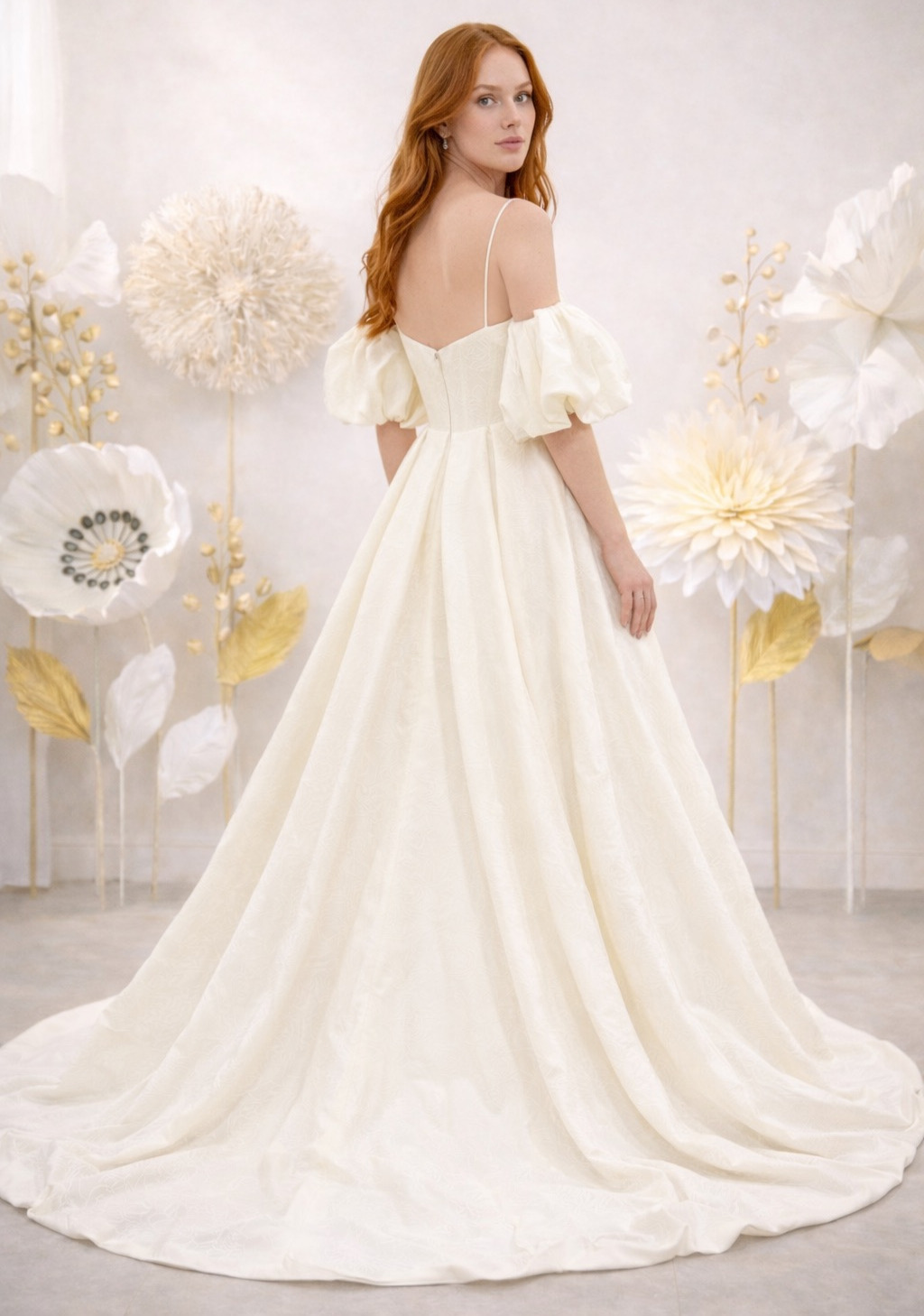 Adonis dos Atelier Novia robe de mariée princesse mikado décolleté droit bretelles fines traîne magasin de robes de mariée Paris