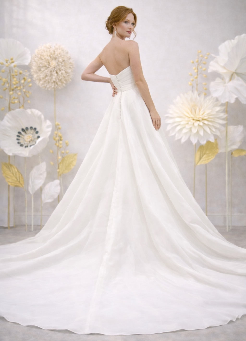 Alysson dos Atelier Novias robe de princesse organza bustier droit drapé traîne magasin de robes de mariée Annecy