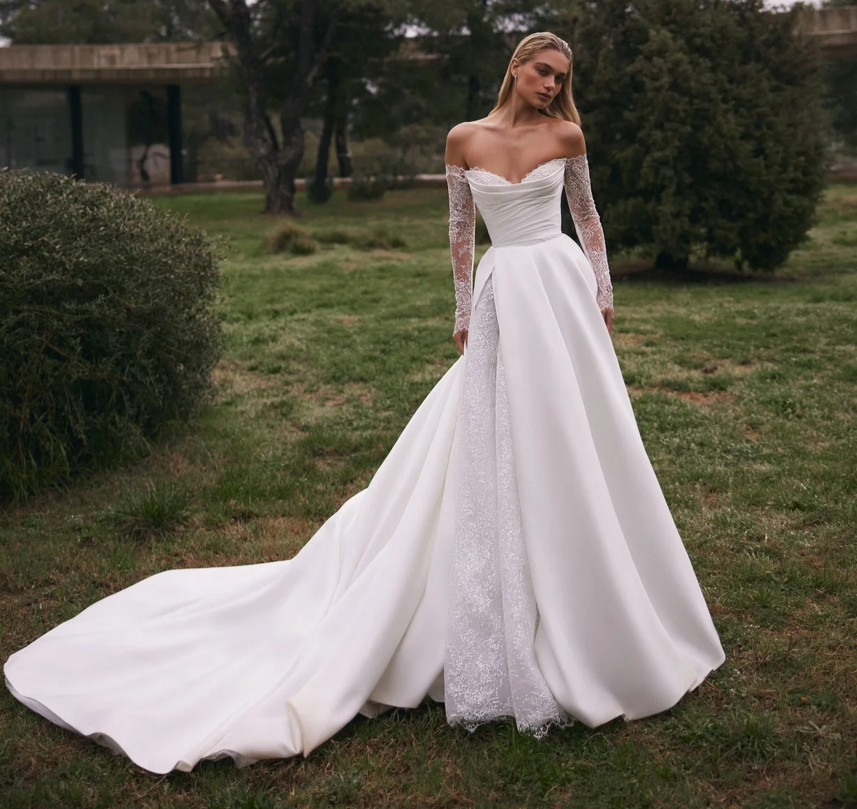 Aston face Eva Lendel robe de mariée princesse trapèze bustier coeur drapé manches longues dentelle traîne magasin de robes de mariée Paris