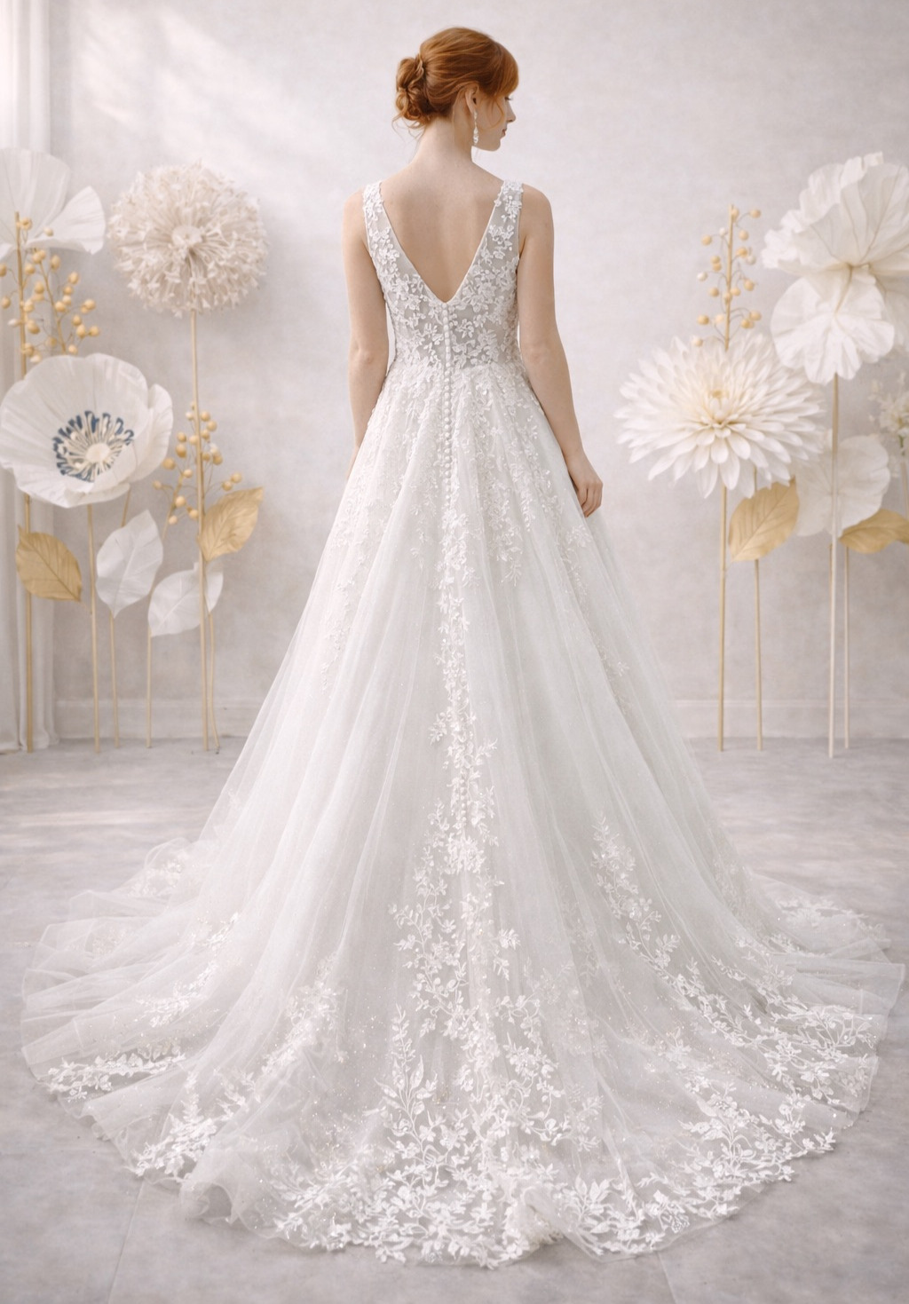 Azorina dos Atelier Novia robe de mariée princesse tulle dentelle décolleté V traîne magasin de robes de mariée Annecy