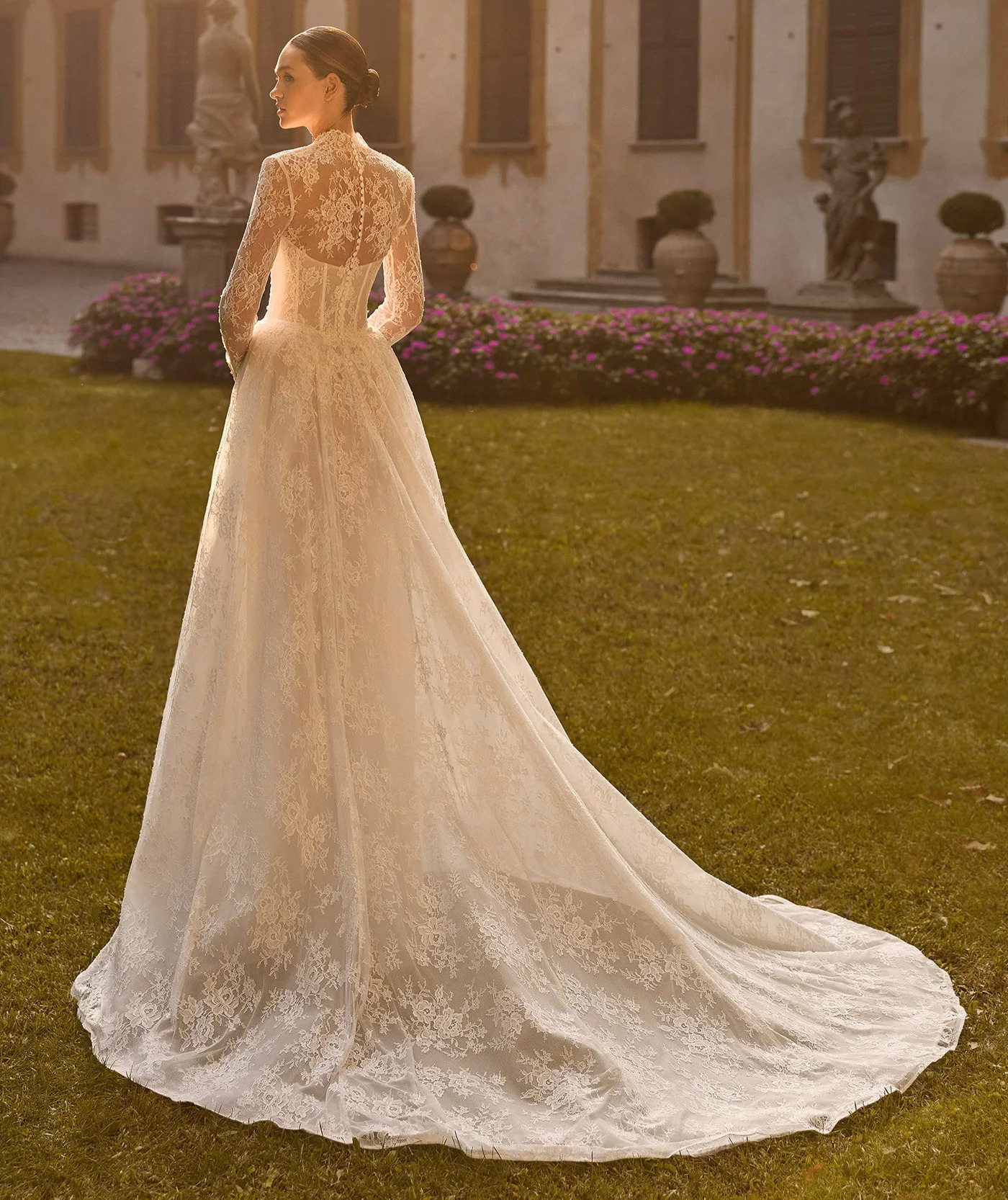 Britney dos Alberto Palatchi robe de mariée princesse dentelle décolleté V manches longues traîne magasin de robes de mariée Annecy