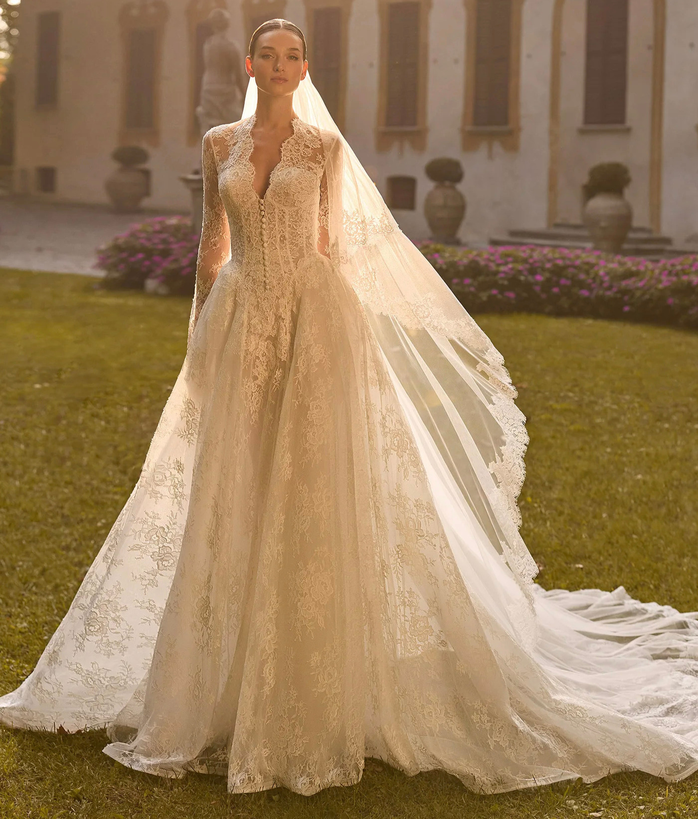 Britney face Alberto Palatchi robe de mariée princesse dentelle décolleté V manches longues traîne magasin de robes de mariée Annecy