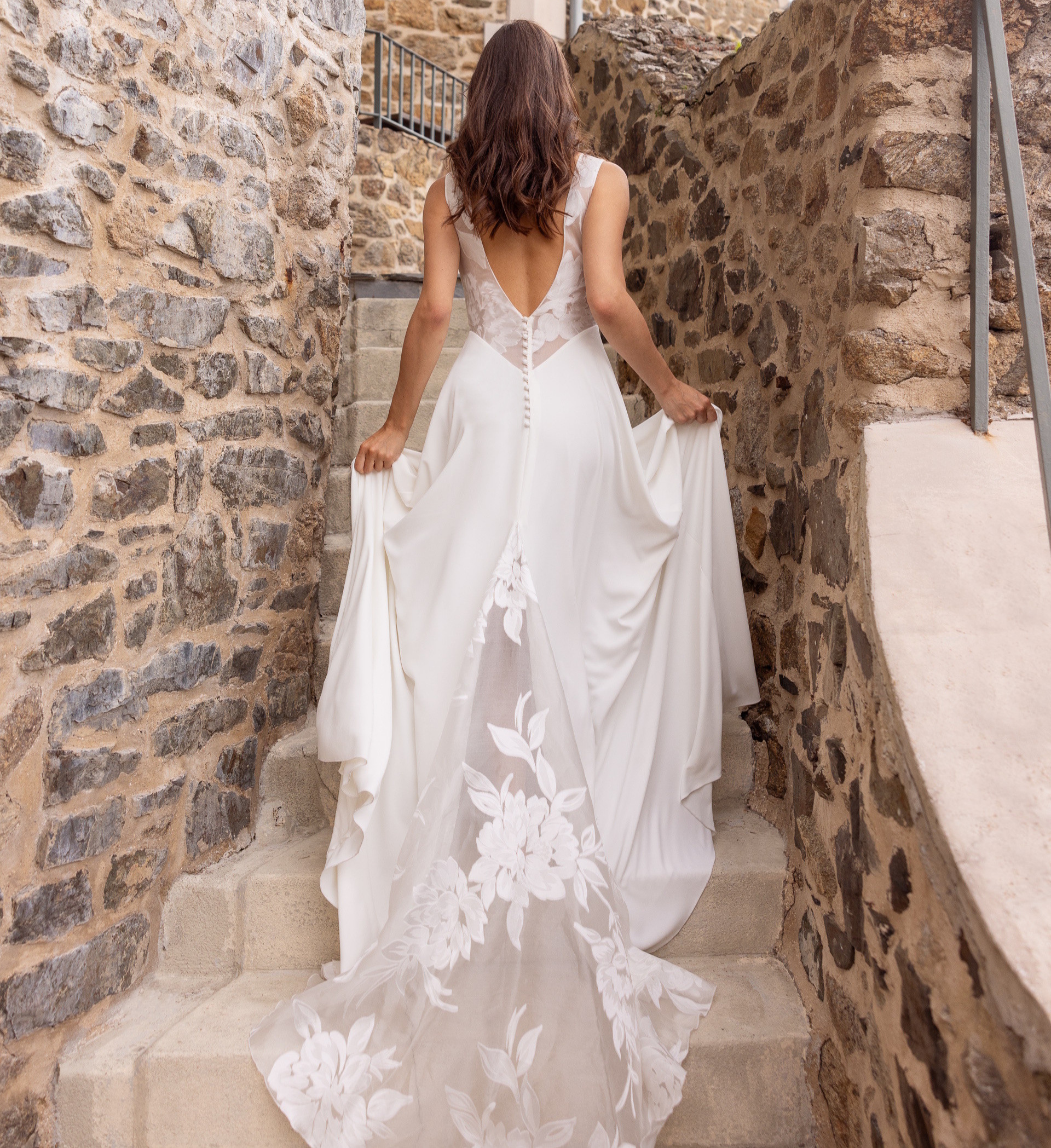 Calypso dos Lambert Créations robe de mariée crêpe fluide décolleté V dentelle traîne magasin de robes de mariée Paris Annecy
