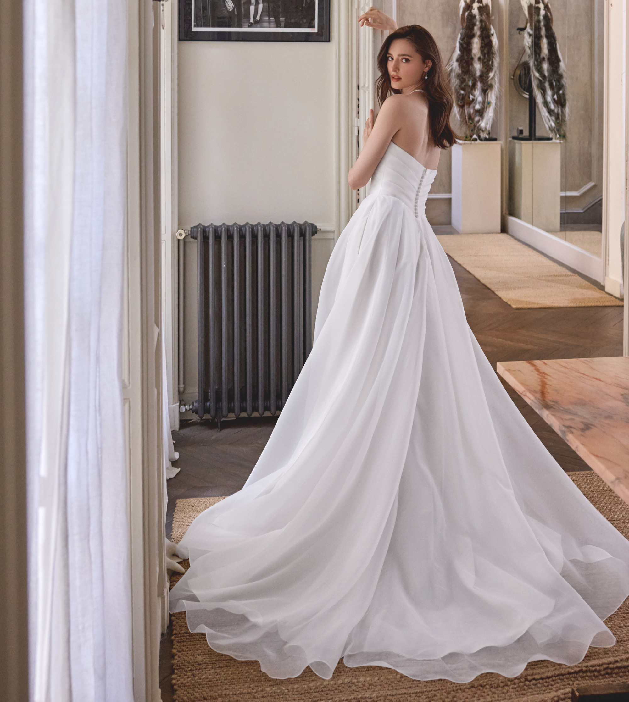 Chloe-aja dos Justin Alexander robe de mariée proncesse organza bustier vague drapé jupe fendue magasin de robes de mariée Annecy
