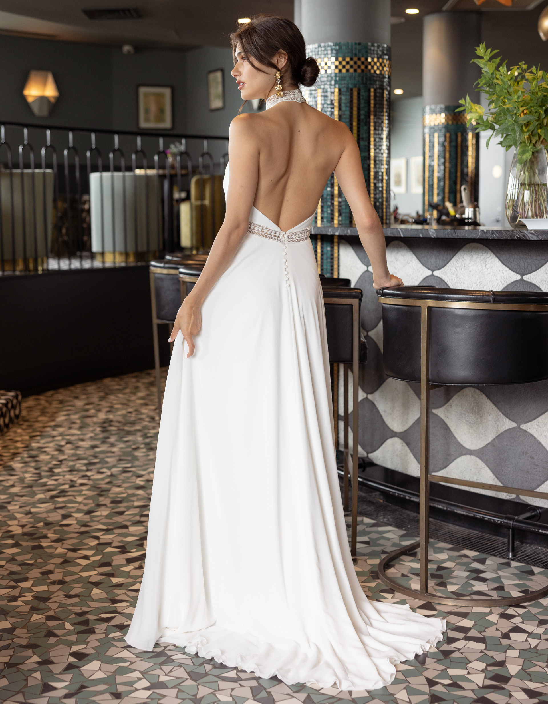 Cristal dos Lambert Créations robe de mariée crêpe encolure américaine guipure jupe fluide fendue magasin de robes de mariée Paris Annecy