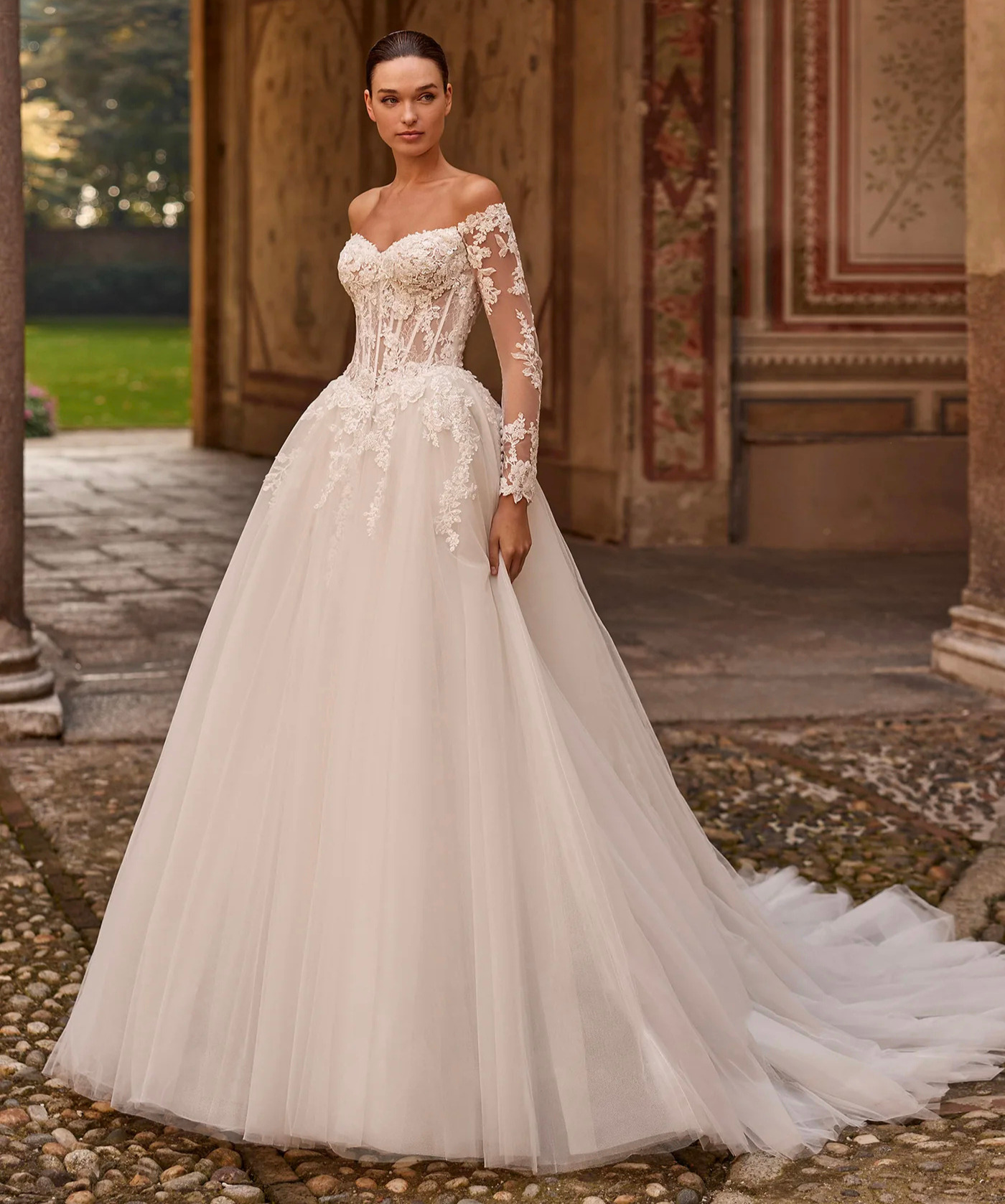 Dinah face Alberto Palatchi robe de mariée princesse décolleté coeur dentelle jupe tulle traîne magasin de robes de mariée Annecy