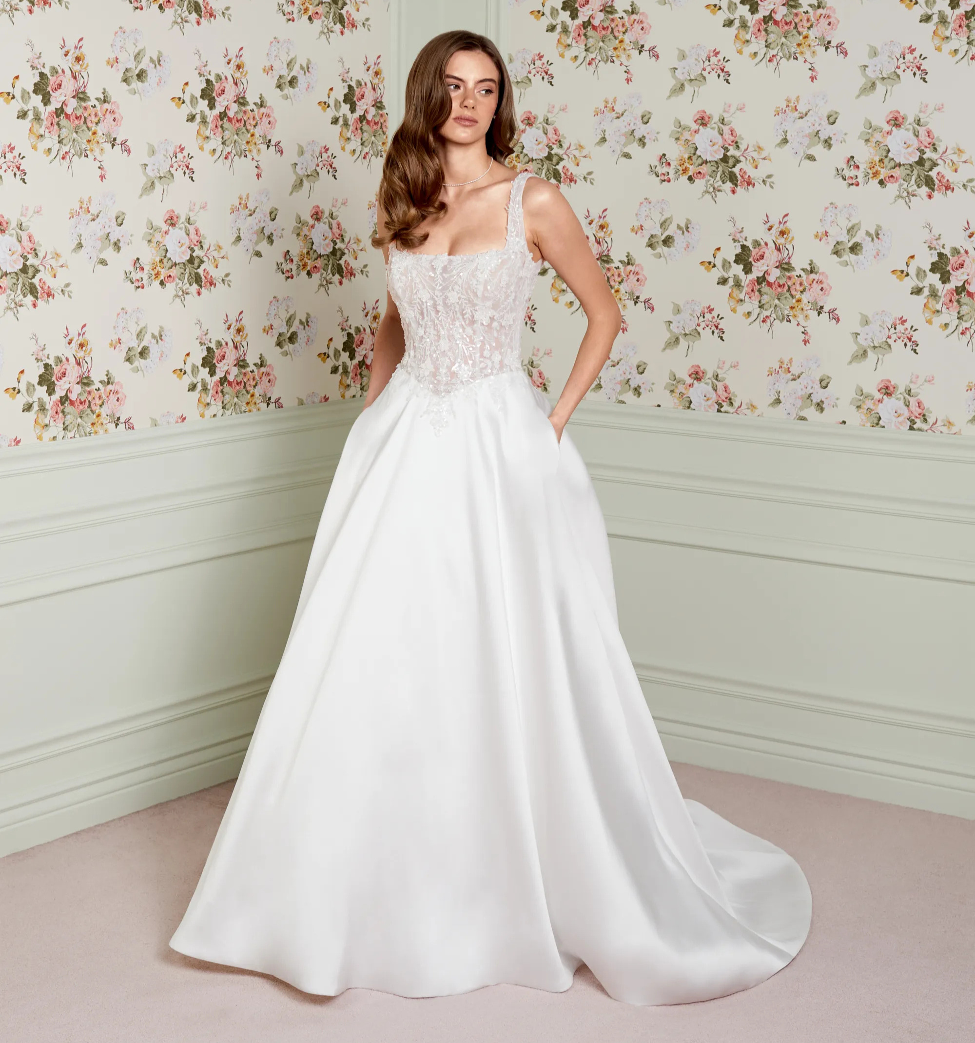 Florence face Justin Alexander robe de mariée princesse mikado dentelle encolure carré traîne magasin de robes de mariée Annecy