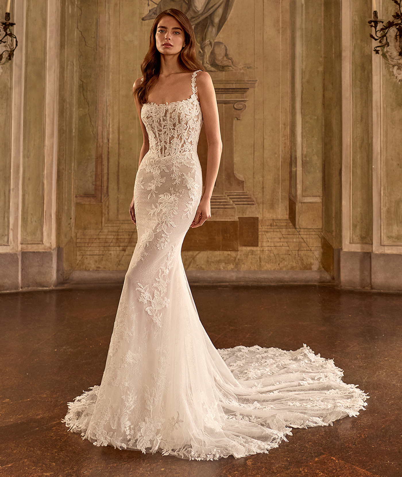 Gazania face Alberto Palatchi robe de mariée sirène dentelle décolleté carré bretelles traîne magasin de robes de mariée Annecy