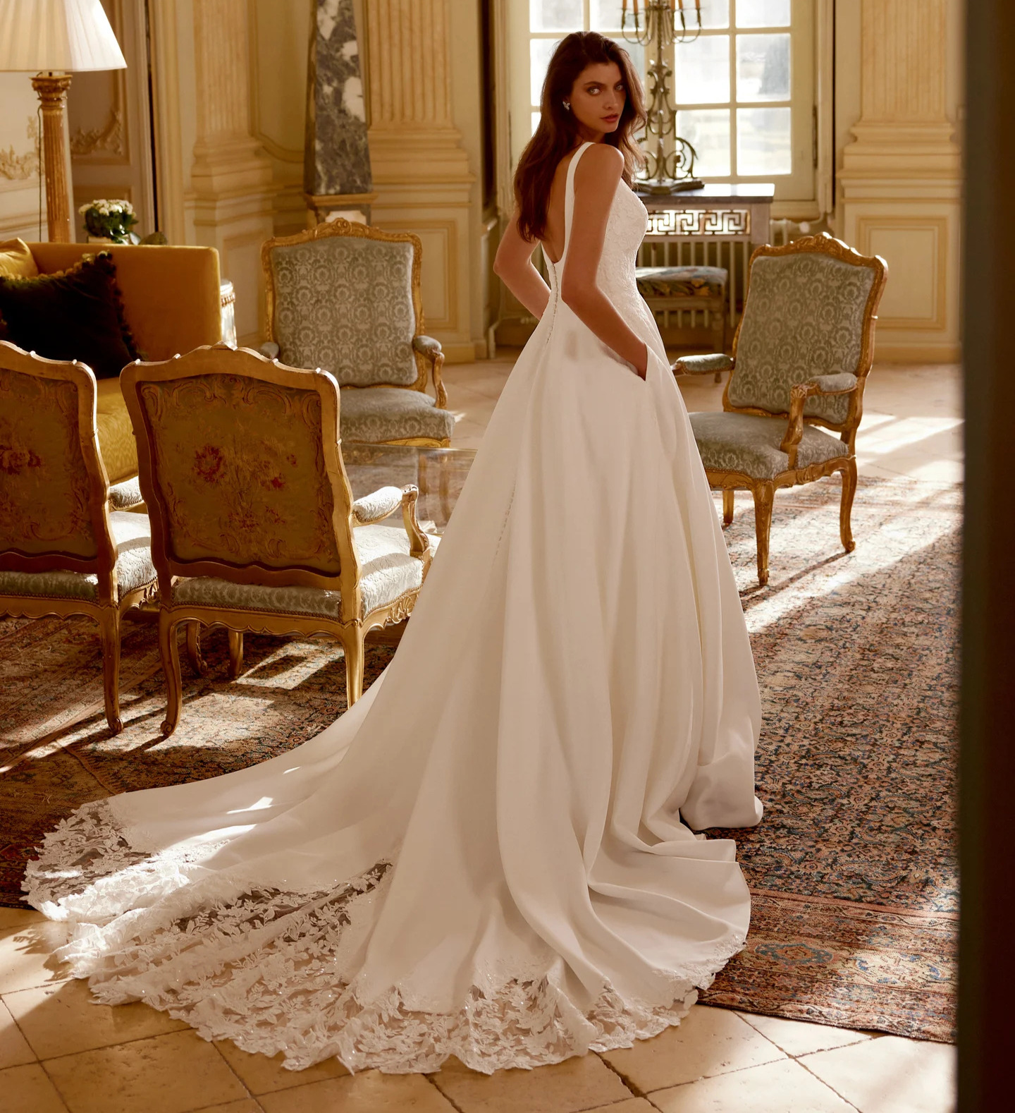 Gibson dos Justin Alexander robe de mariée princesse trapèze satin dentelle top décolleté V traîne festonné de dentelle magasin de robes de mariée Paris