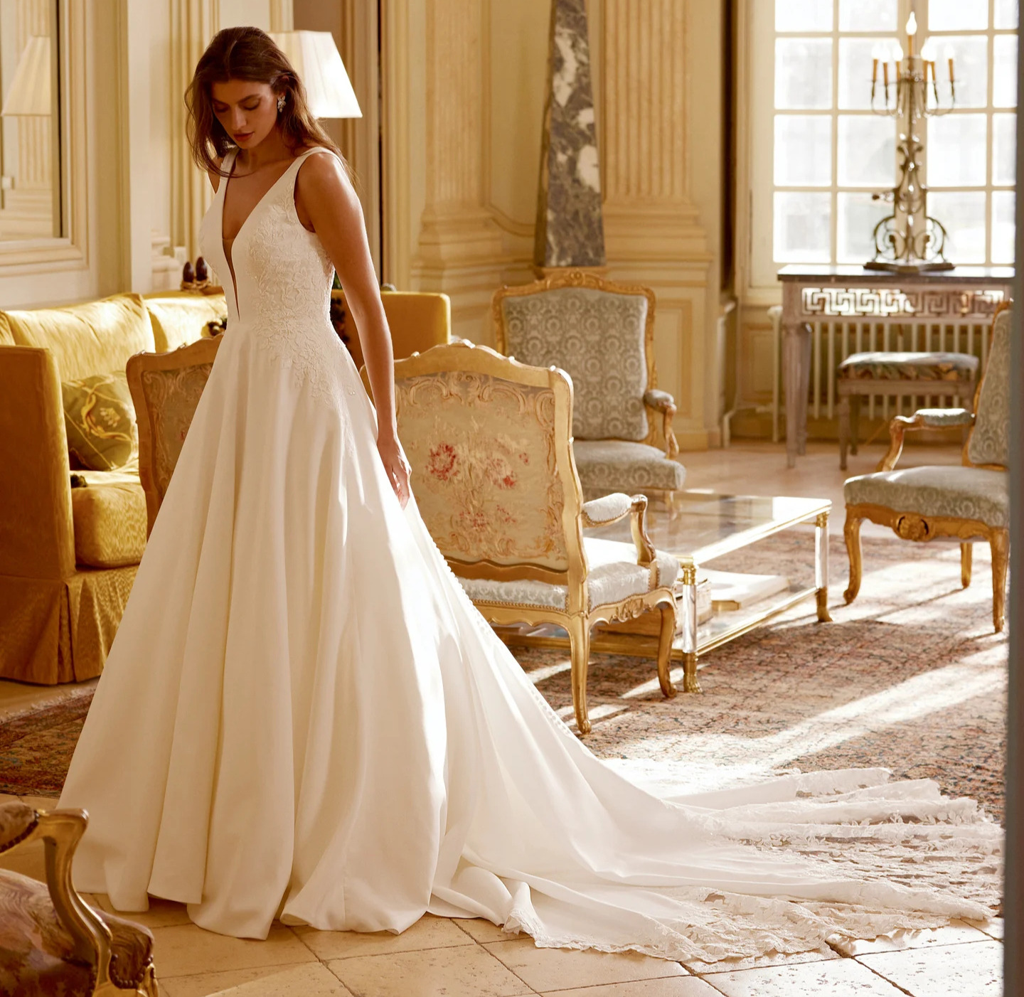Gibson face Justin Alexander robe de mariée princesse trapèze satin dentelle top décolleté V traîne festonné de dentelle magasin de robes de mariée Paris