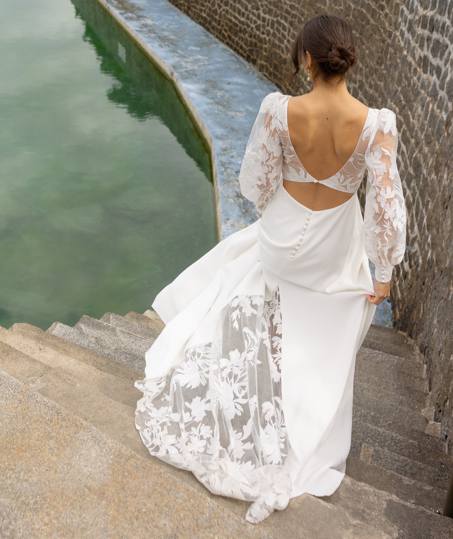 Horizon dos Lambert Créations robe de mariée fluide crêpe dentelle décolleté V manches longues bouffantes jupe fendue traîne magasin de robes de mariée Paris