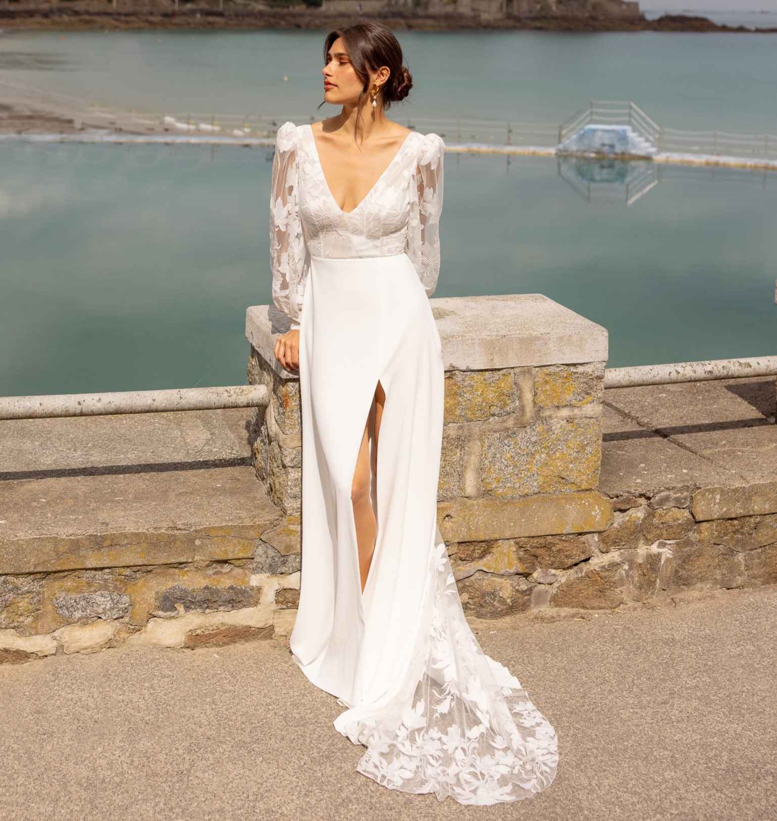 Horizon face Lambert Créations robe de mariée fluide crêpe dentelle décolleté V manches longues bouffantes jupe fendue traîne magasin de robes de mariée Paris