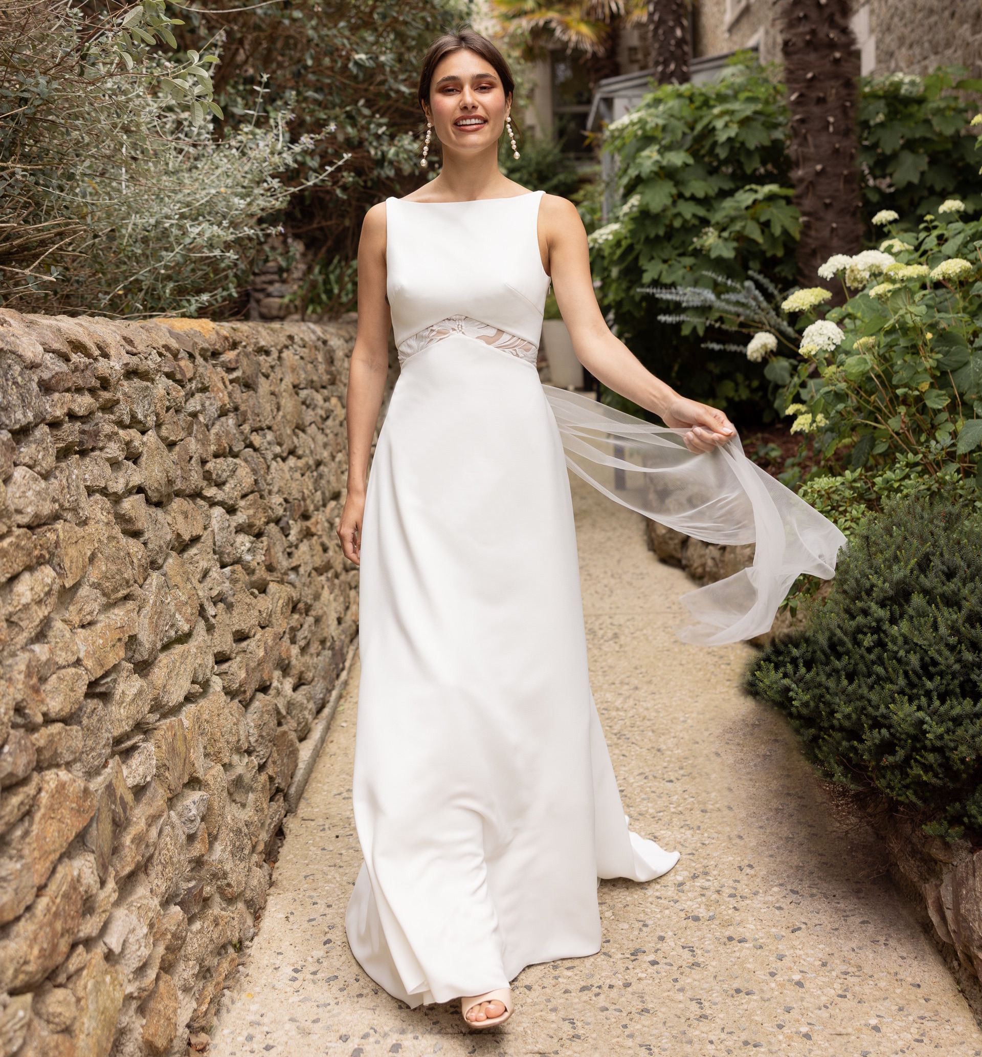 Lagon face Lambert Créations robe de mariée fluide mousseline dentelle robe de mariée évasée magasin de robes de mariée Paris Annecy