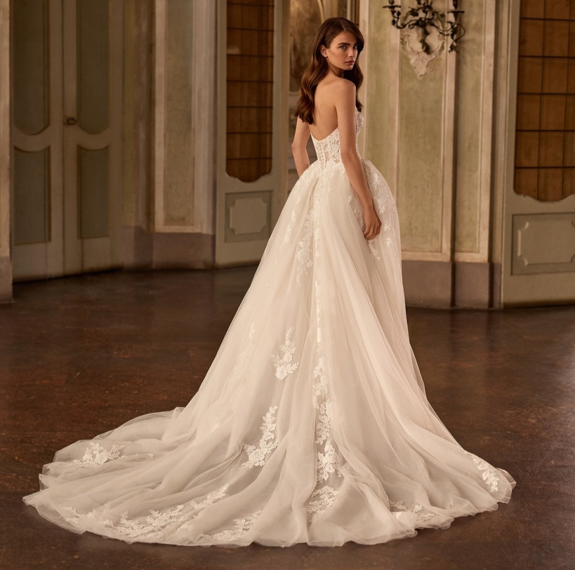Lobelia dos Alberto Palatchi robe de mariée princesse bustier vague tulle dentelle traîne magasin de robes de mariée Annecy