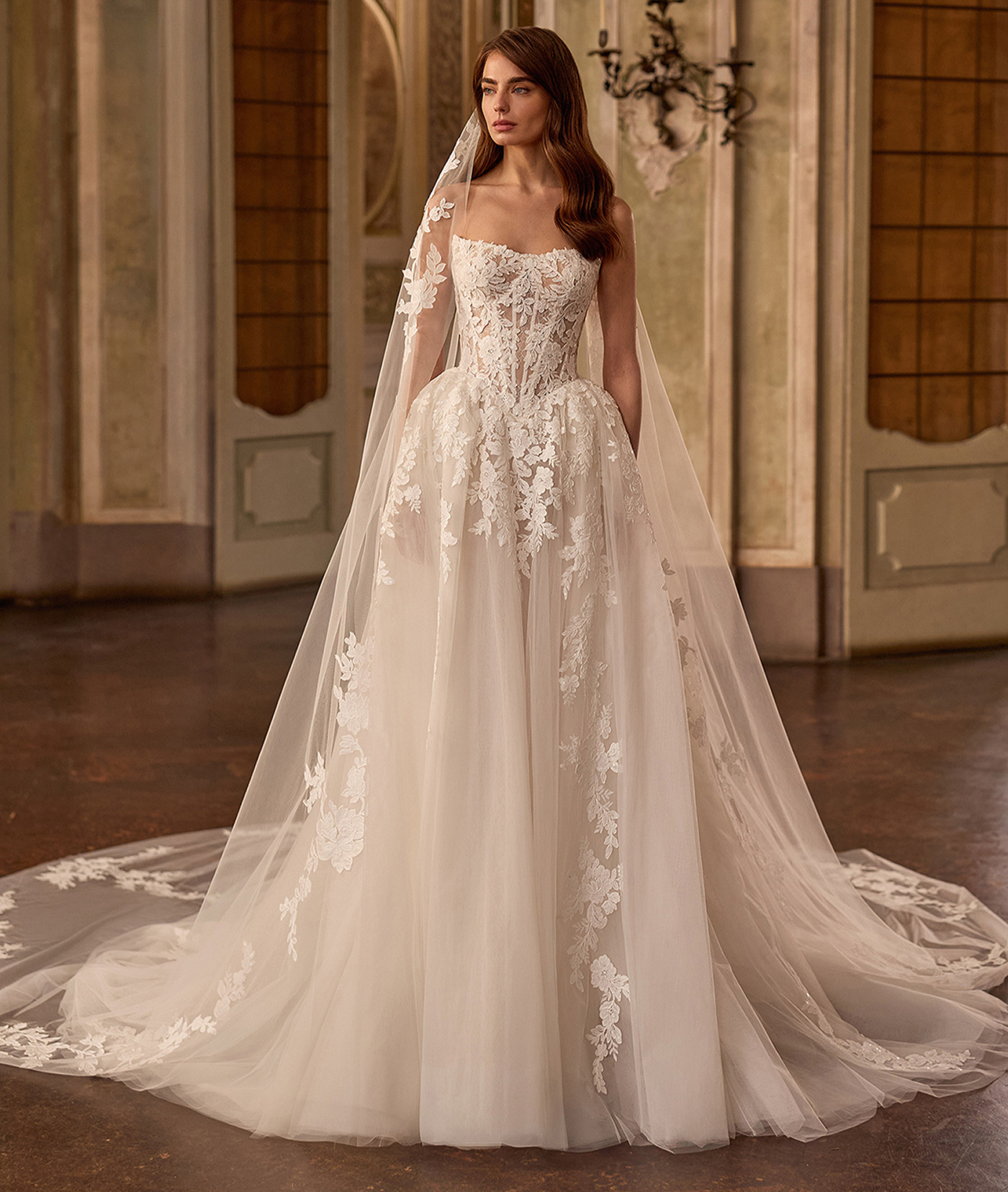 Lobelia face Alberto Palatchi robe de mariée princesse bustier vague tulle dentelle traîne magasin de robes de mariée Annecy