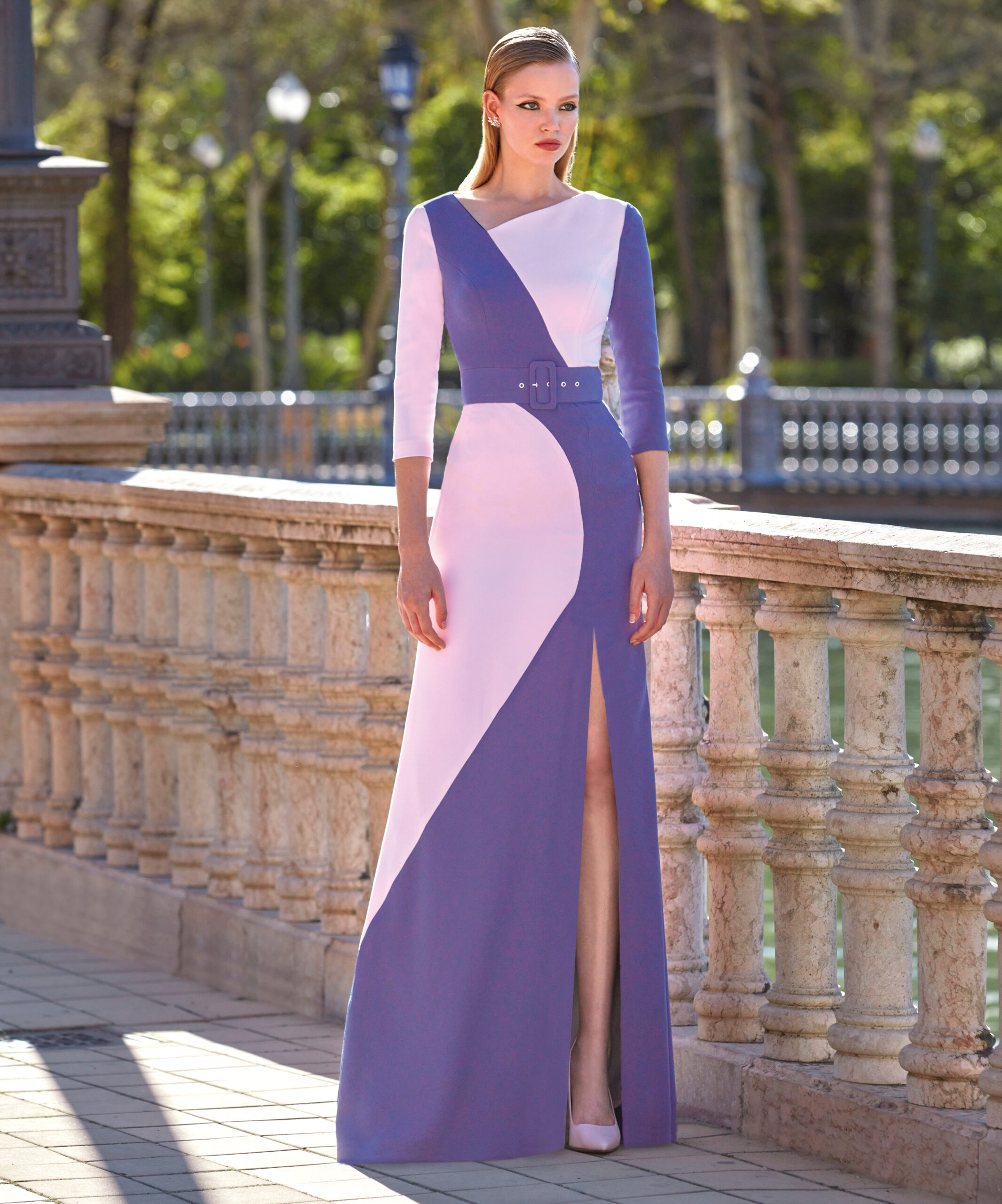 MG3551 face Manu Garcia robe de soirée longue crêpe col asymétrique manches trois quart jupe fendue ceinture taille robe maman des mariés magasin de robes de soirée Paris