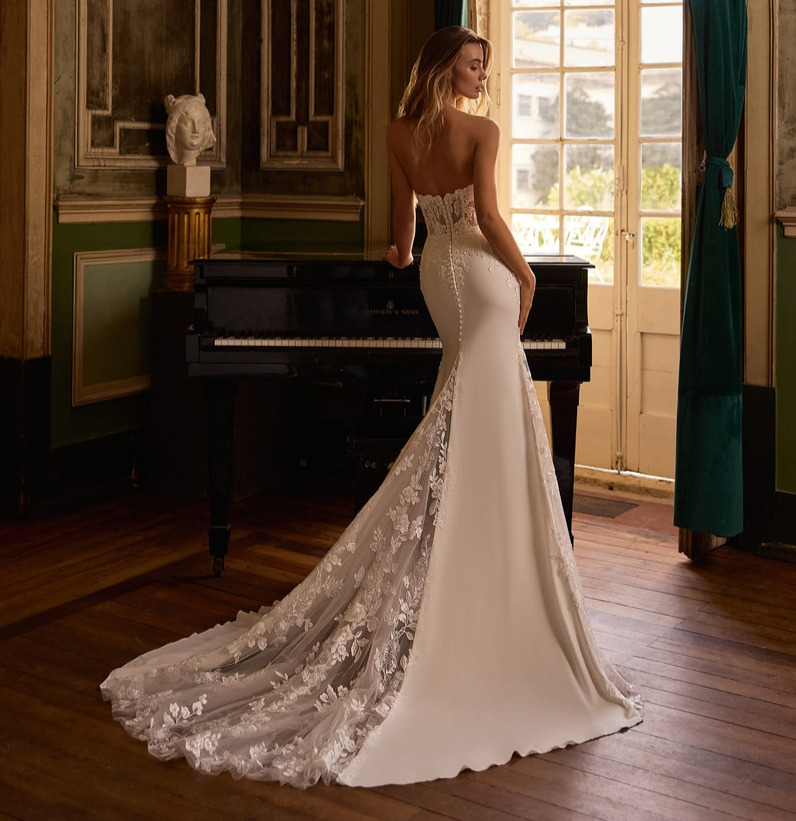 Malgosia dos Alberto Palatchi robe de mariée sirène crêpe dentelle manches longues col montant traîne magasin de robes de mariée Annecy