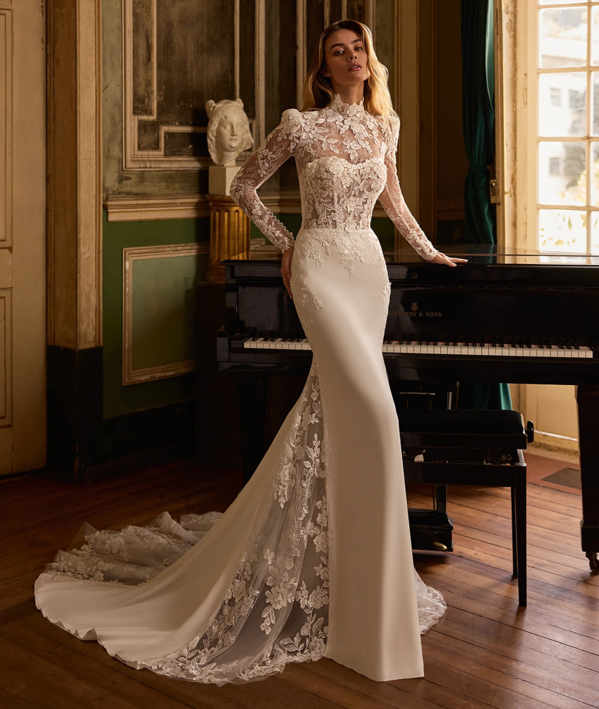 Malgosia face Alberto Palatchi robe de mariée sirène crêpe dentelle manches longues col montant traîne magasin de robes de mariée Annecy