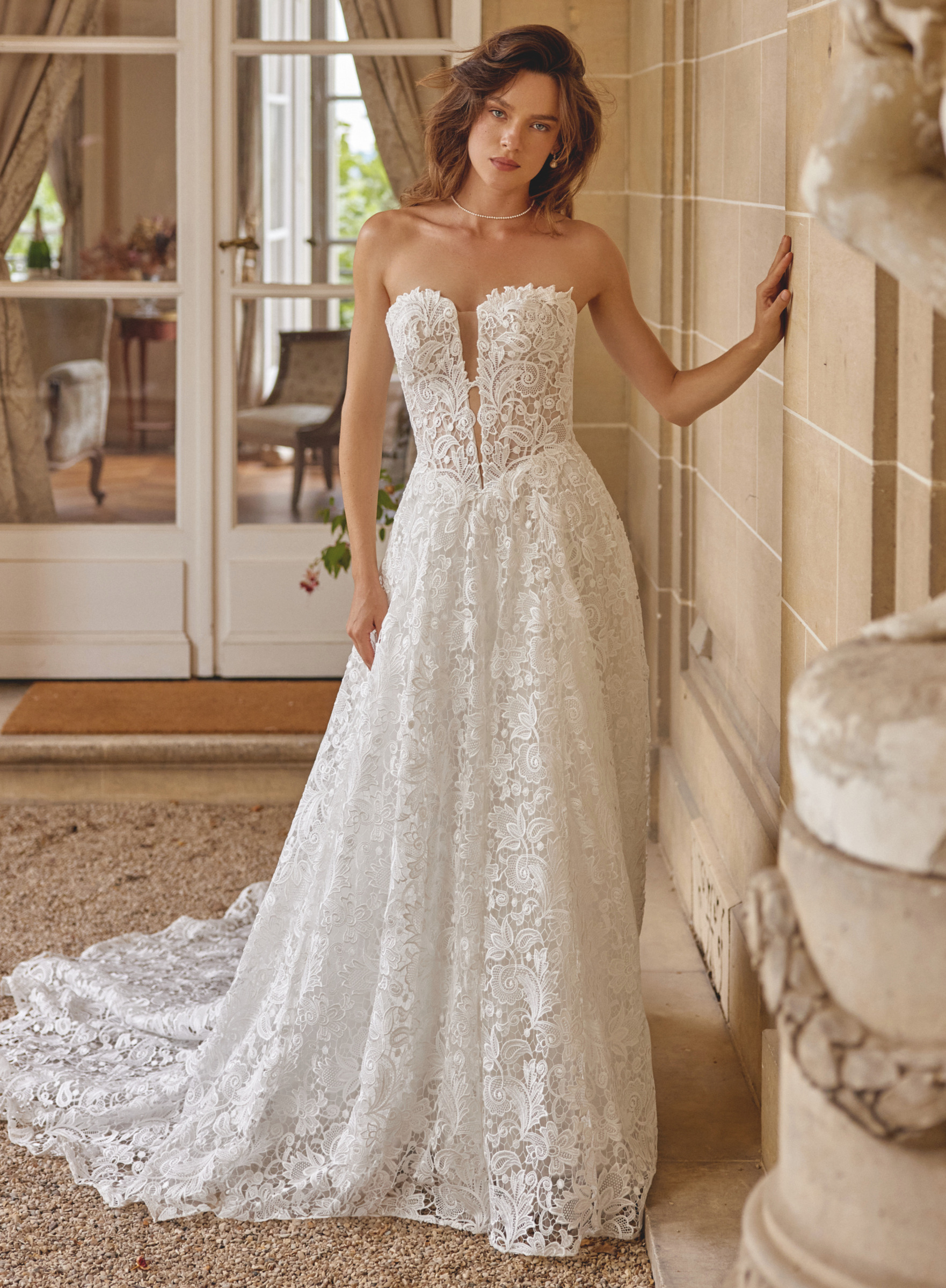 Mirabelle face Justin Alexander robe de mariée A-line trapèze bustier coeur robe dentelle bustier pointe traîne magasin de robes de mariée Nogent sur Marne