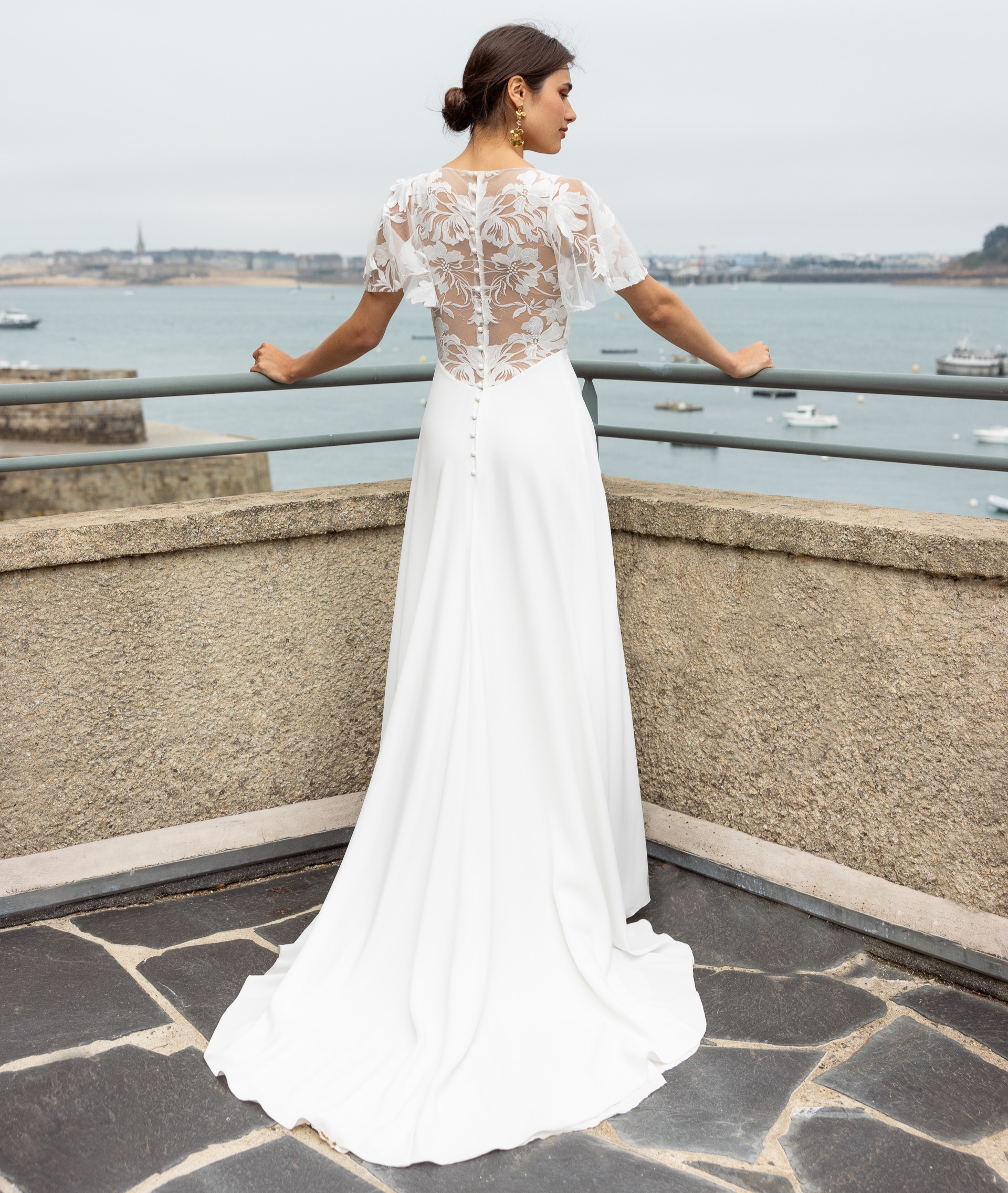 Nereide dos Lambert Créations robe de mariée fluide crêpe dentelle manches courtes fluide magasin de robes de mariée Paris Annecy
