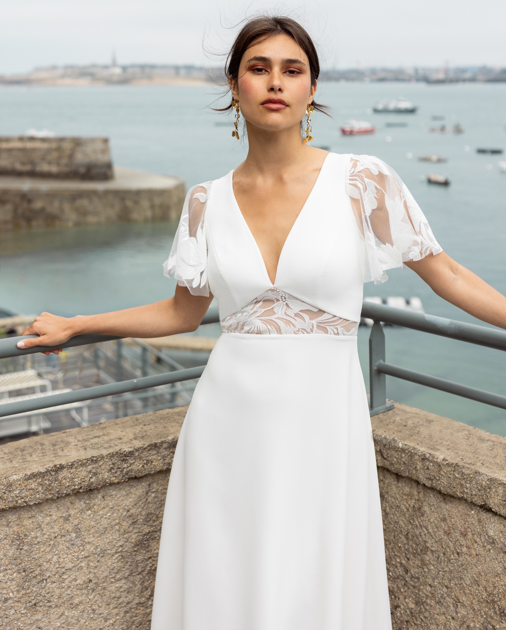 Nereide face Lambert Créations robe de mariée fluide crêpe dentelle manches courtes fluide magasin de robes de mariée Paris Annecy