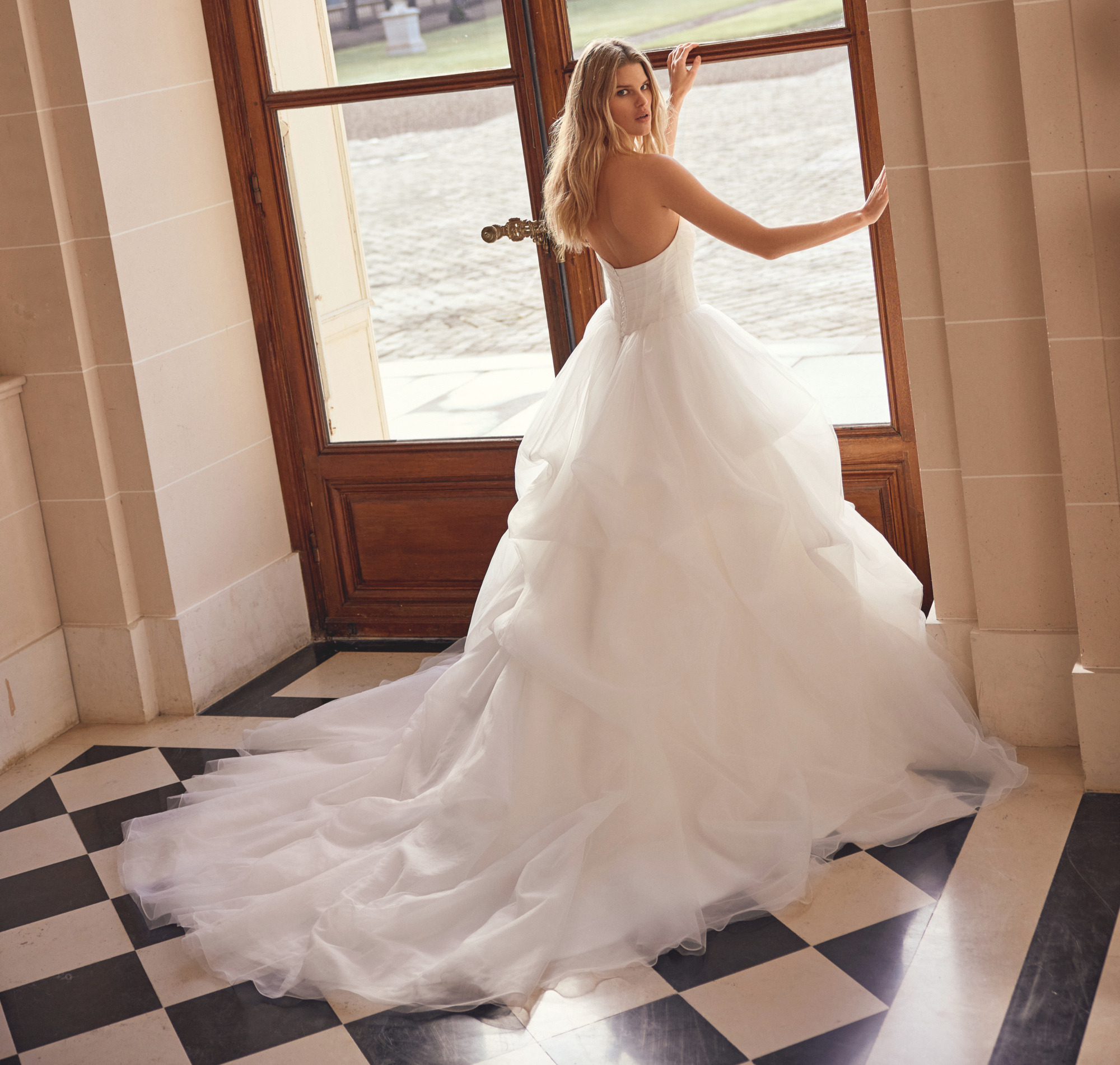 Nightingale dos Justin Alexander robe de mariée princesse bustier jupe bouillonée fendue magasin de robes de mariée Annecy
