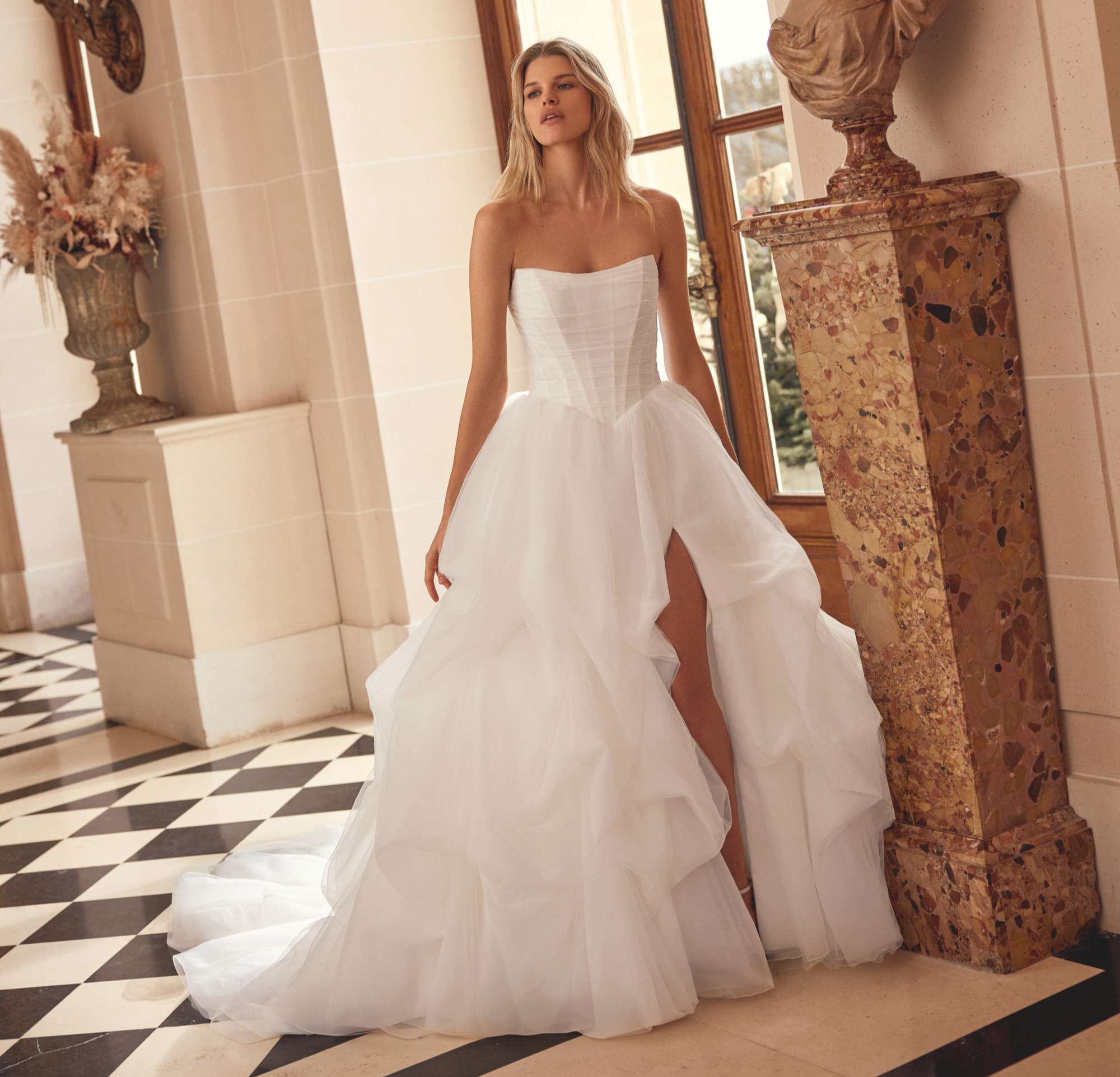 Nightingale face Justin Alexander robe de mariée princesse bustier jupe bouillonée fendue magasin de robes de mariée Annecy
