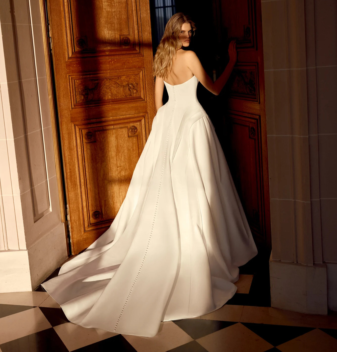 Noble dos Justin Alexander robe de mariée bustier coeur princesse découpe traîne magasin de robes de mariée Annecy