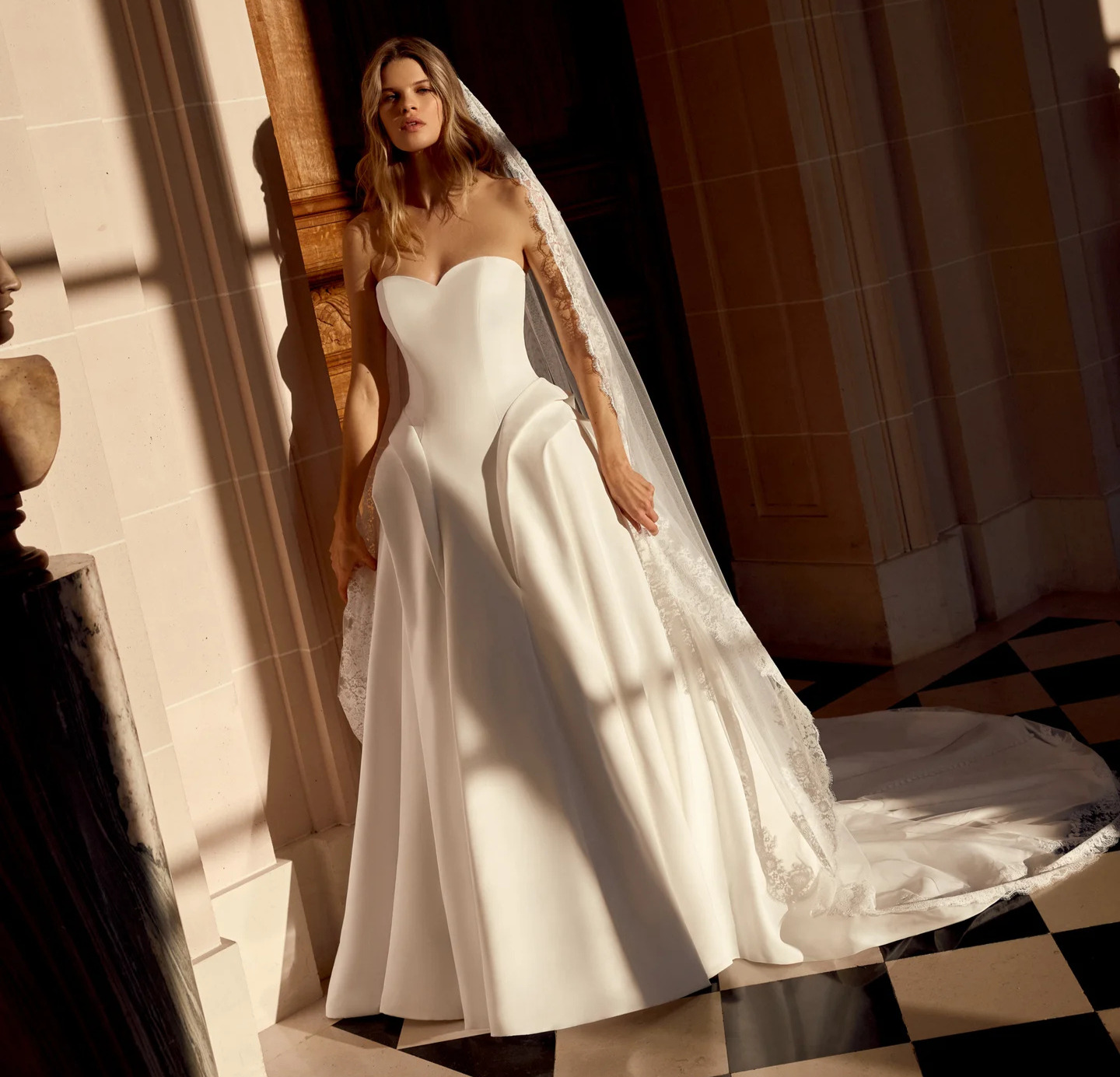 Noble face Justin Alexander robe de mariée bustier coeur princesse découpe traîne magasin de robes de mariée Annecy