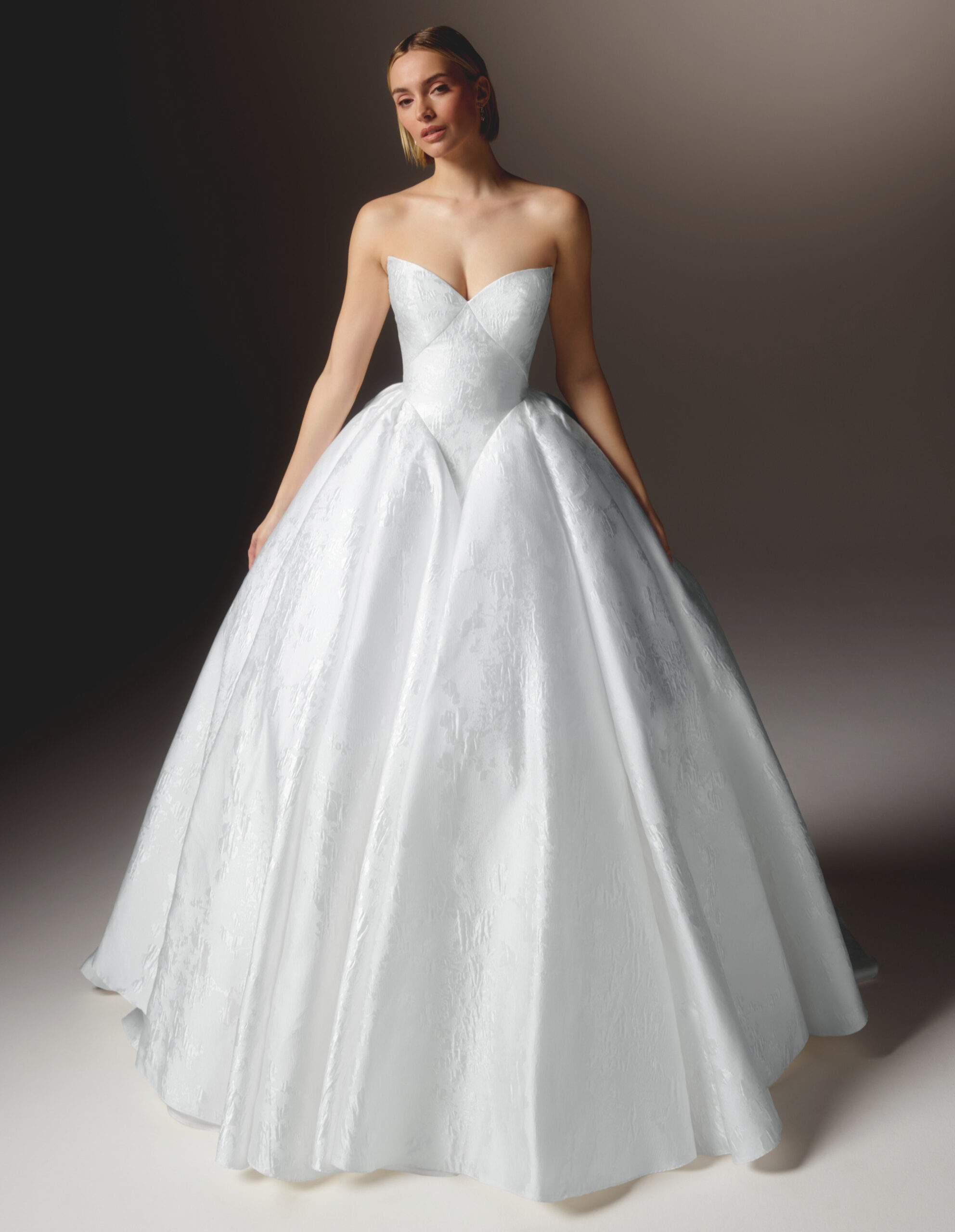 Palazzo face Justin Alexander signature robe de mariée brocard bustier coeur pointe jupe volume traîne magasin de robes de mariée Annecy