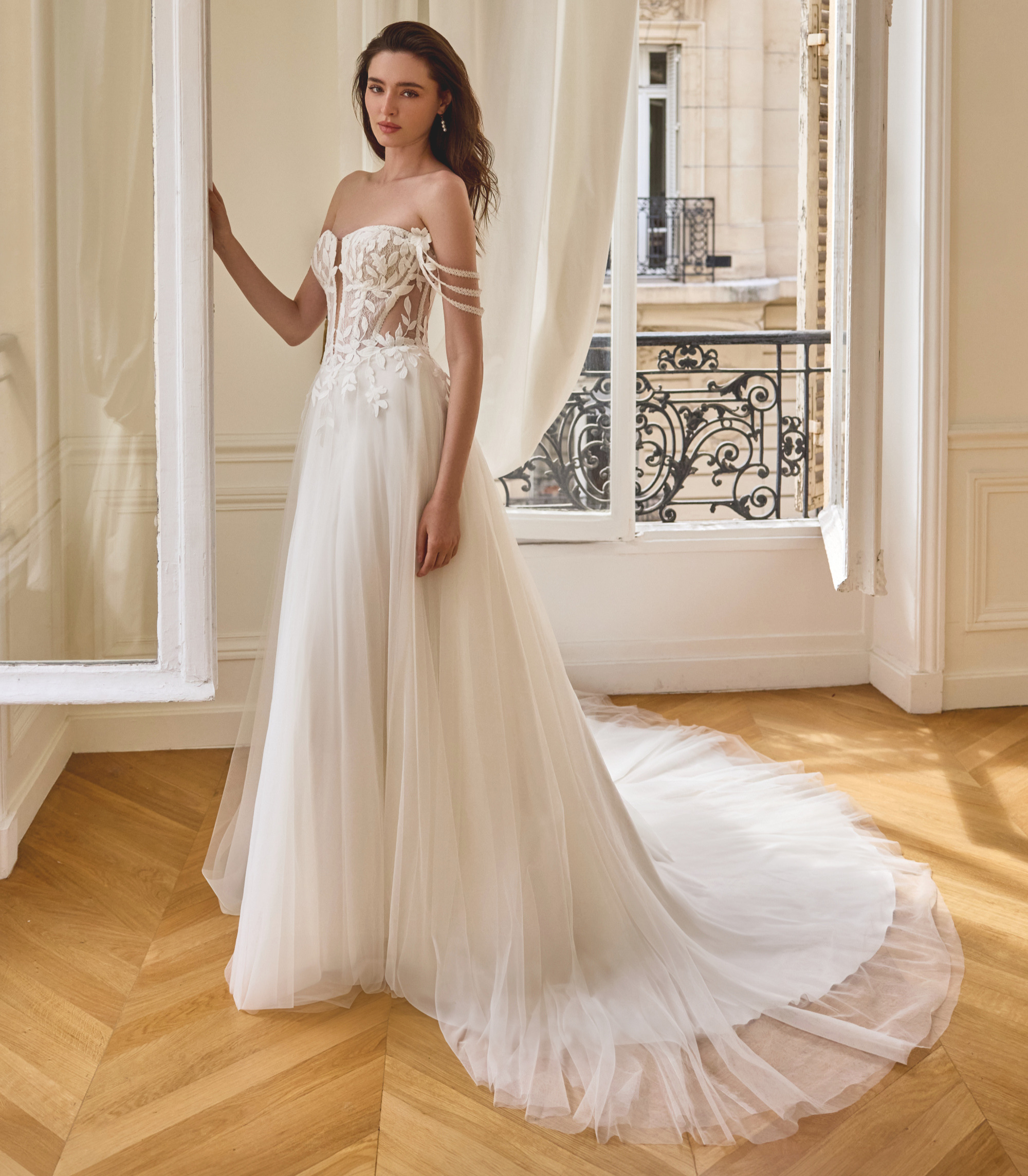 Rosalie face Justin Alexander robe de mariée trapèze A-line bustier corset dentelle jupe tulle traîne magasin de robes de mariée Annecy