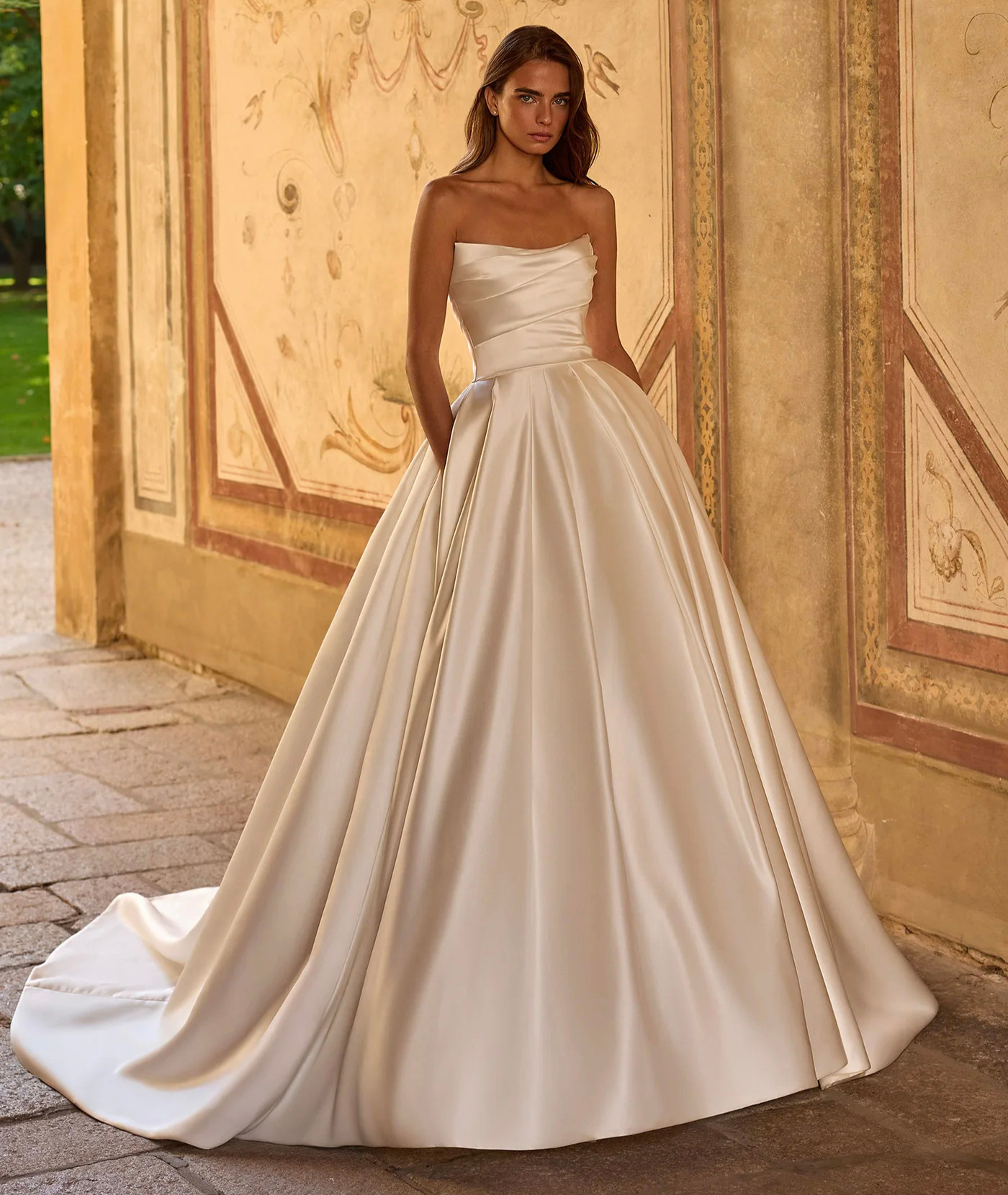 Selena face Alberto Palatchi robe de mariée princesse satin bustier droit drapé traîne magasin de robes de mariée Annecy