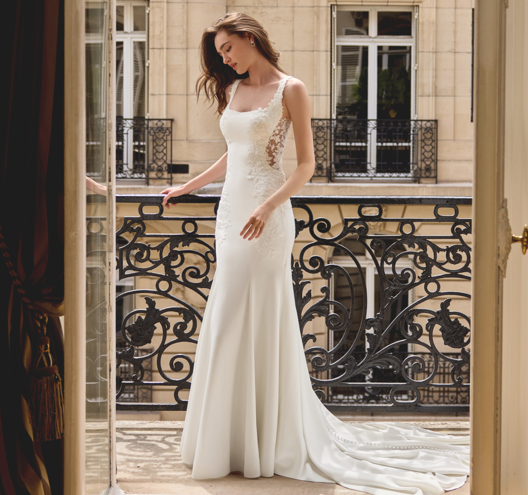Simone face Justin Alexander robe de mariée sirène jersey dentelle décolleté carré bretelles traîne magasin de robe de mariée Annecy