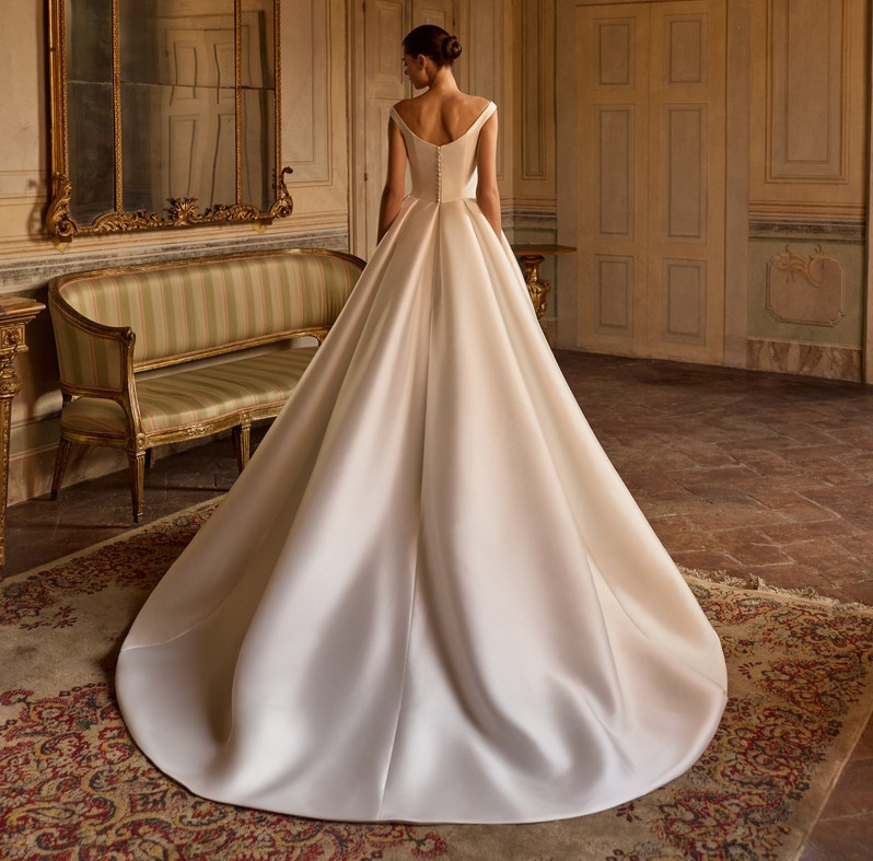 Sissel dos Alberto Palatchi robe de mariée princesse mikado décolleté bateau bretelles épaules traîne magasin de robes de mariée Annecy