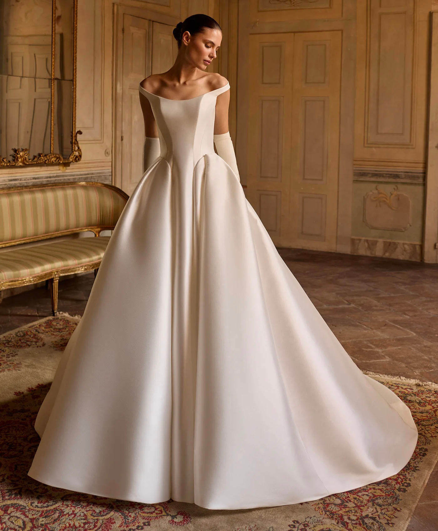 Sissel face Alberto Palatchi robe de mariée princesse mikado décolleté bateau bretelles épaules traîne magasin de robes de mariée Annecy