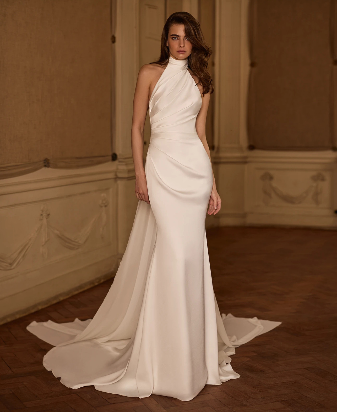 Tami face Alberto Palatchi robe de soirée satin sirène drapée encolure américaine traîne magasin de robes de mariée Annecy