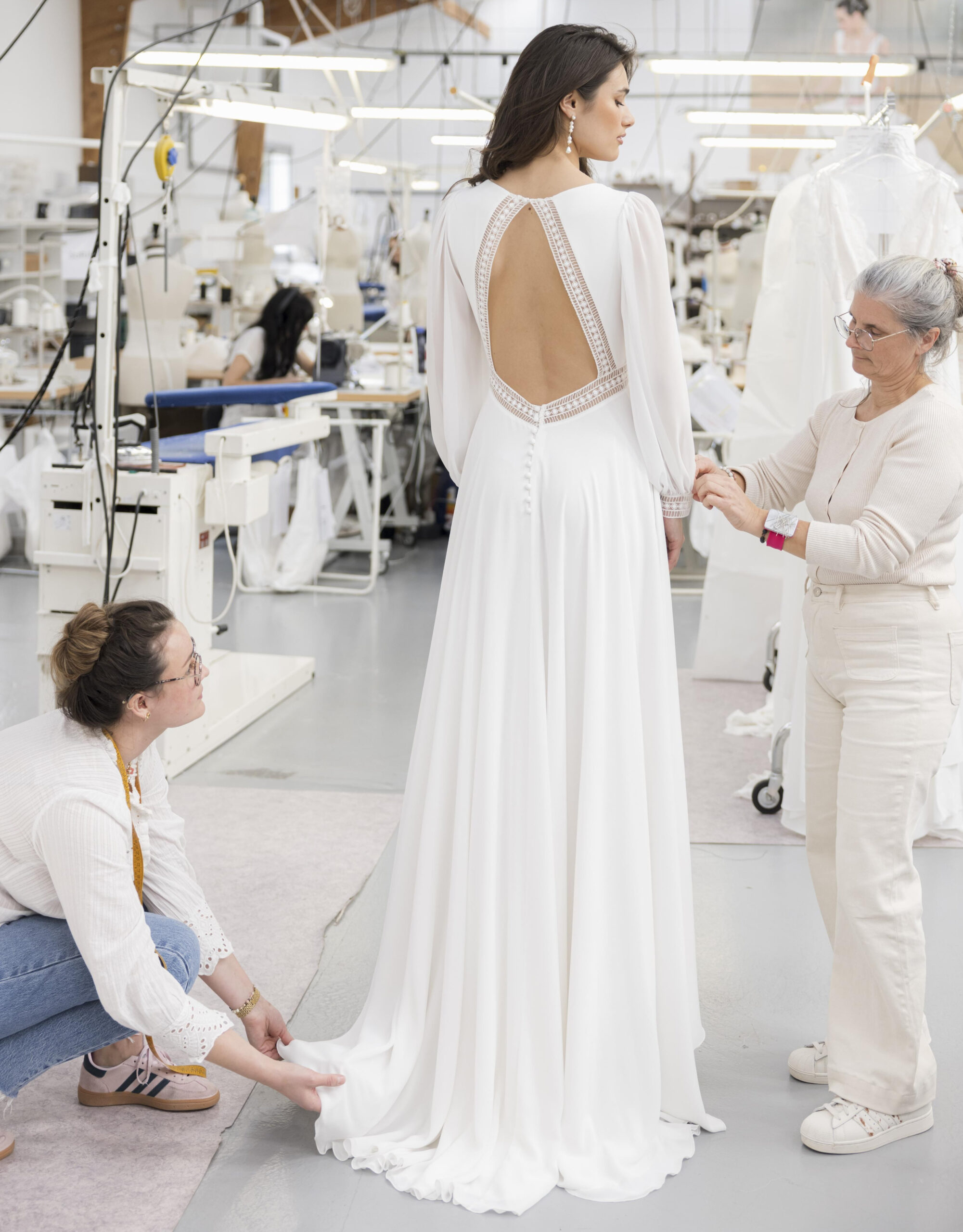 Zephyr dos Lambert Créations robe de mariée fluide mousseline dos gouttes manches longues bouffantes magasin de robes de mariée Annecy