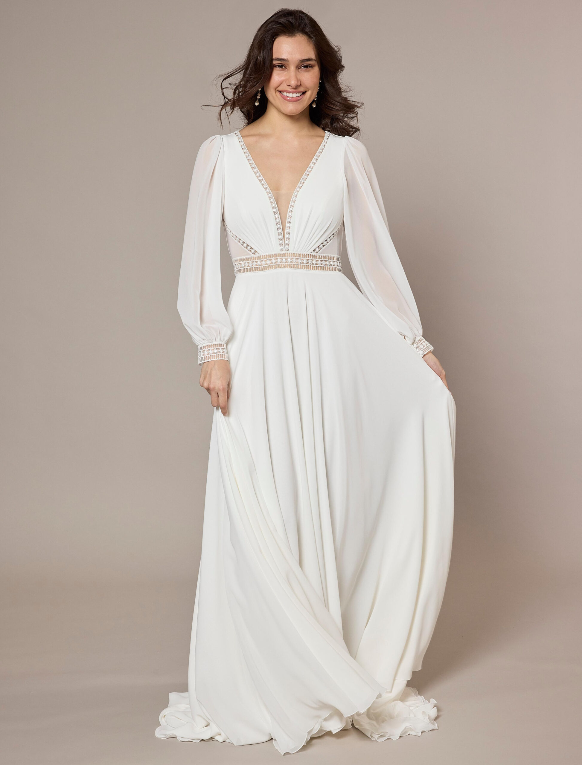 Zephyr face Lambert Créations robe de mariée fluide mousseline dos gouttes manches longues bouffantes magasin de robes de mariée Annecy