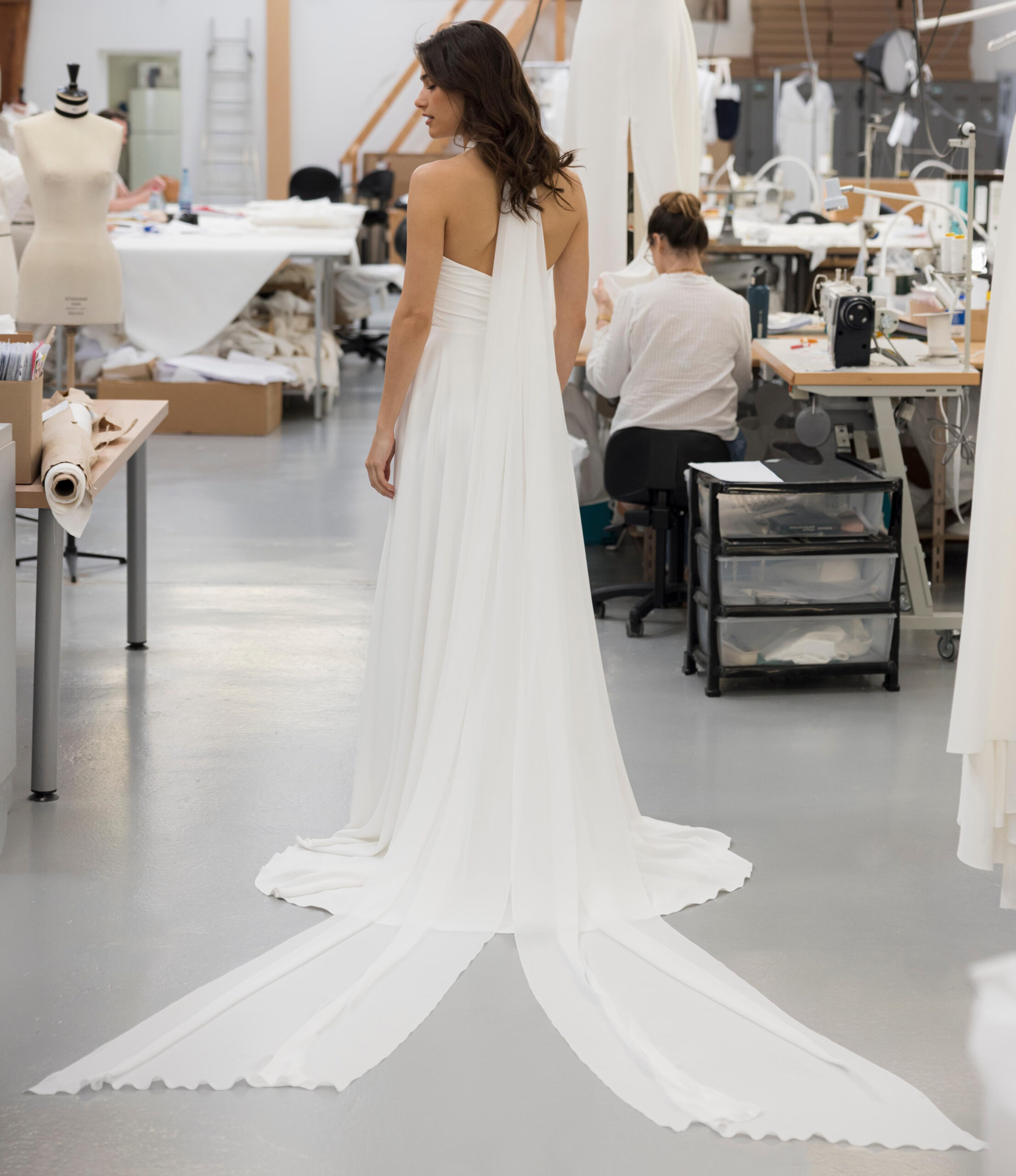 solstice dos Lambert Créations robe de mariée fluide crêpe taille haute soutien gorge traîne magasin de robes de mariée Paris