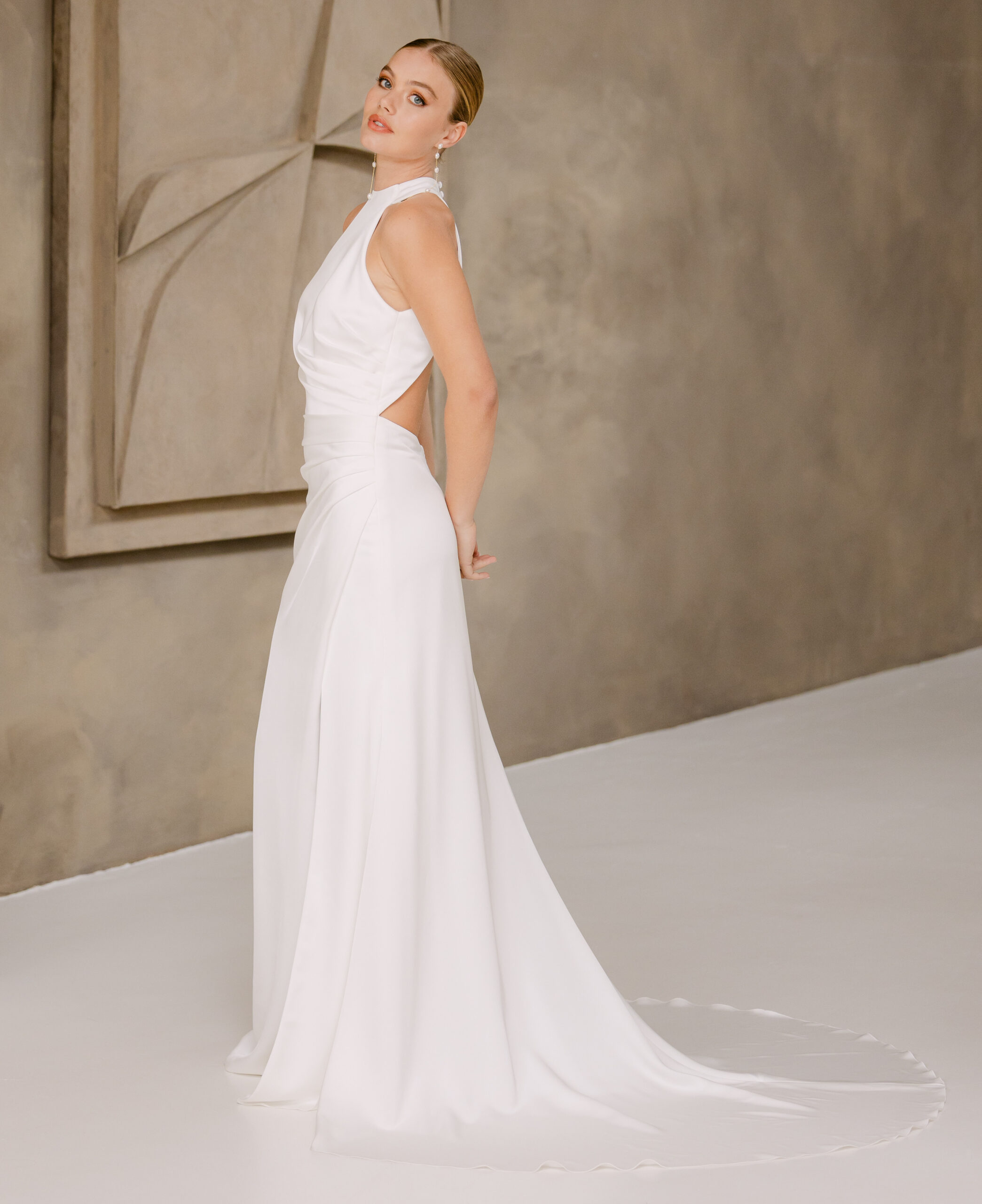 Alejandra:1 dos Marylise robe de mariée surène encolure americaine drapée jupe fendue traîne fluide mousseline épurée magasin de robes de mariée Paris