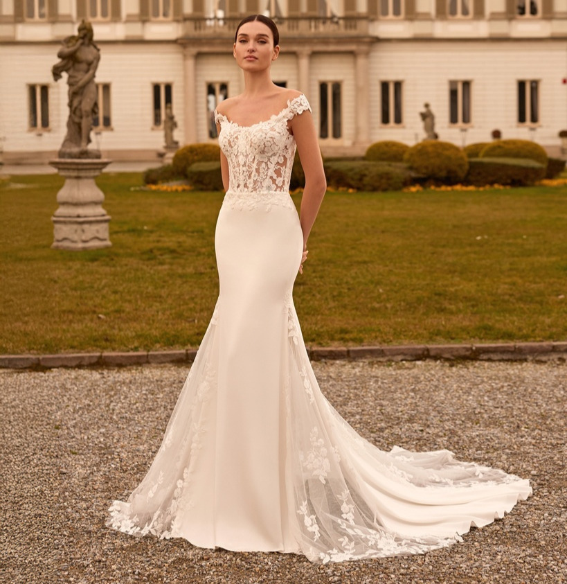 Amapola face Alberto Palatchi robe de mariée sirène crepe dentelle encolure bateau traîne magasin de robes de mariée Annecy