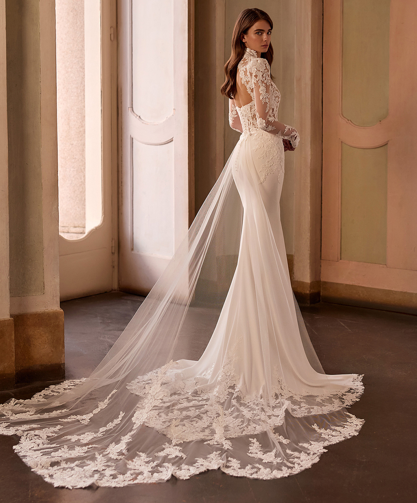 Amarilis dos Alberto Palatchi robe de mariée sirène bas crepe top dentelle décolleté V manches longues amovibles traîne dentelle magasin de robes de mariée Annecy