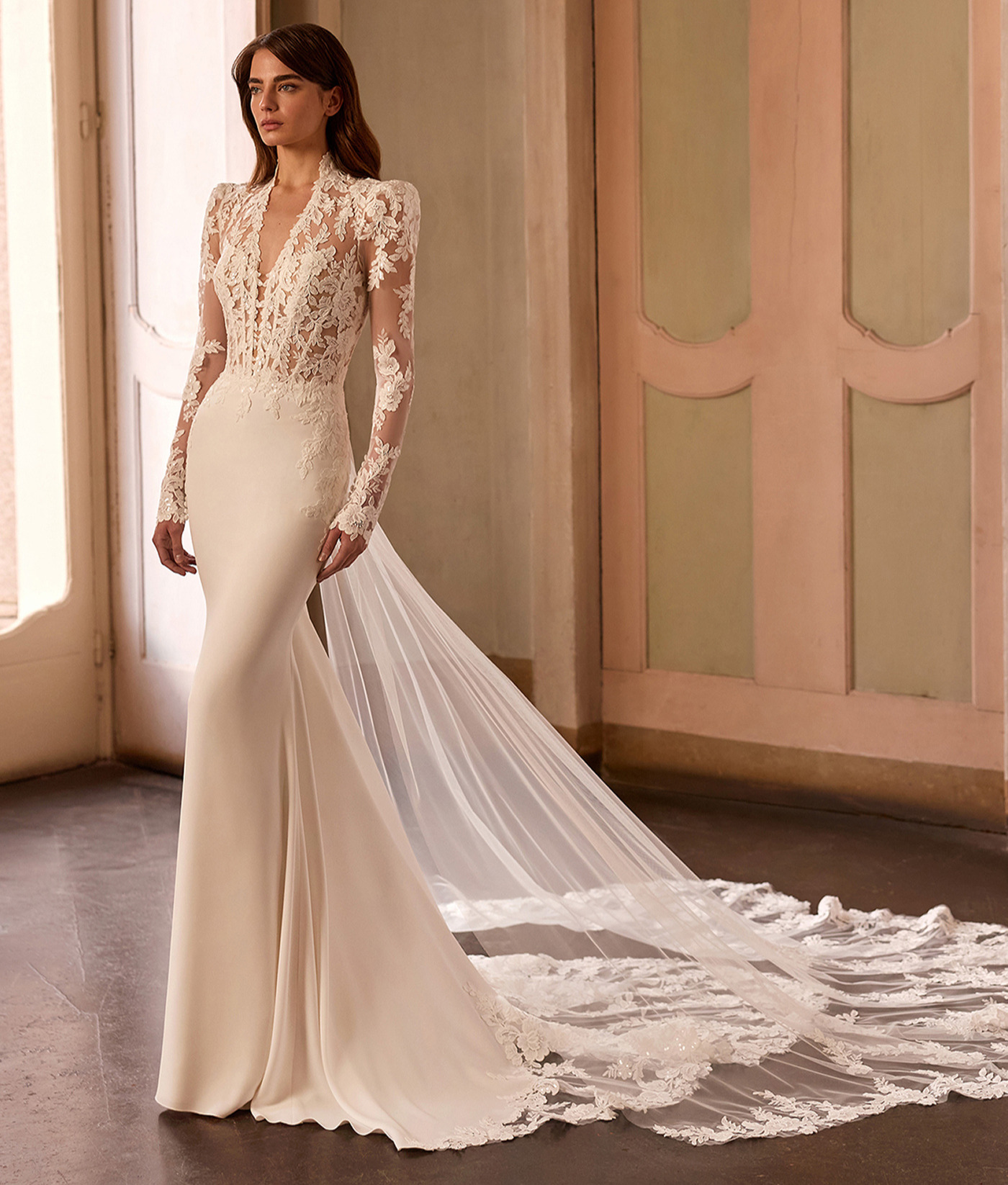 Amarilis face Alberto Palatchi robe de mariée sirène bas crepe top dentelle décolleté V manches longues amovibles traîne dentelle magasin de robes de mariée Annecy