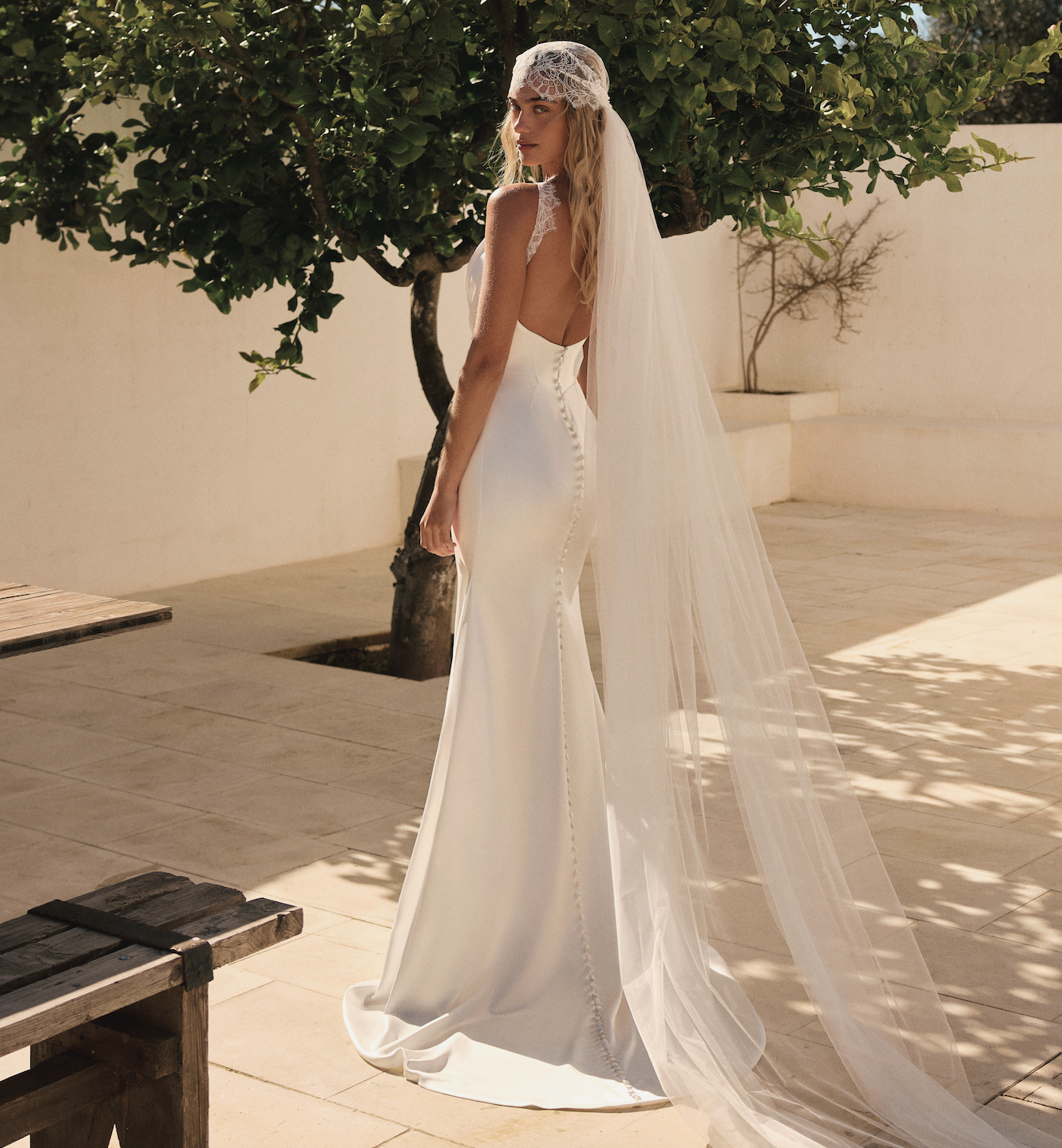 Arber dos Eva Lendel robe de mariée sirène satin encolure benitier profonde dentelle col américain traîne dos nu magasin de robes de mariée Paris