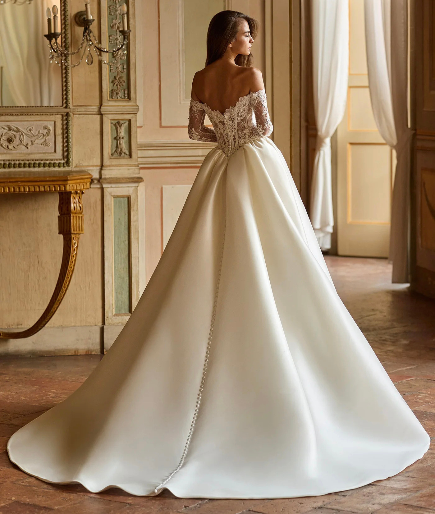 Aretha dos Alberto Palatchi robe de mariée longue bustier coeur dentelle manches longues amovibles jupe mikado traîne magasin de robes de mariée Annecy