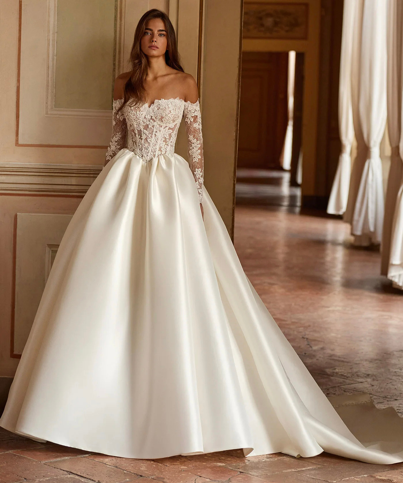 Aretha face Alberto Palatchi robe de mariée longue bustier coeur dentelle manches longues amovibles jupe mikado traîne magasin de robes de mariée Annecy