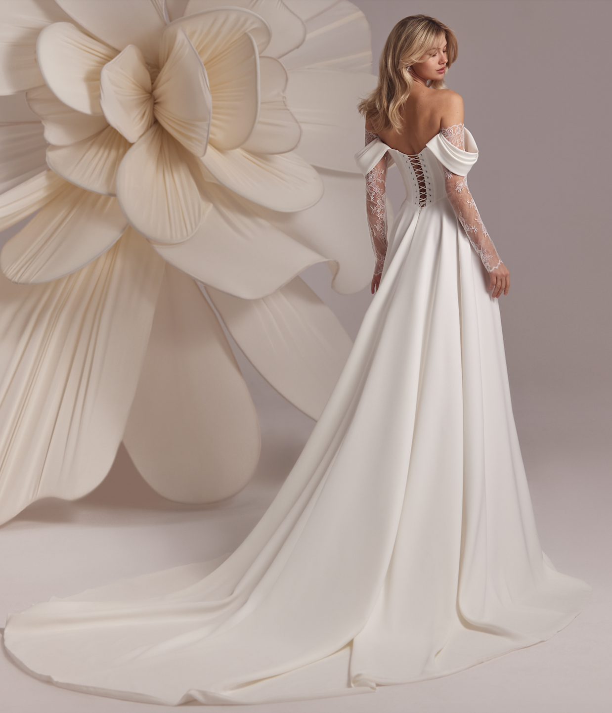 Baccara dos Eva Lendel robe de mariée fluide a-line trapèze crêpe bustier pointe droit drapé manchettes jupe fluide fendue dentelle traîne magasin de robes de mariée Paris