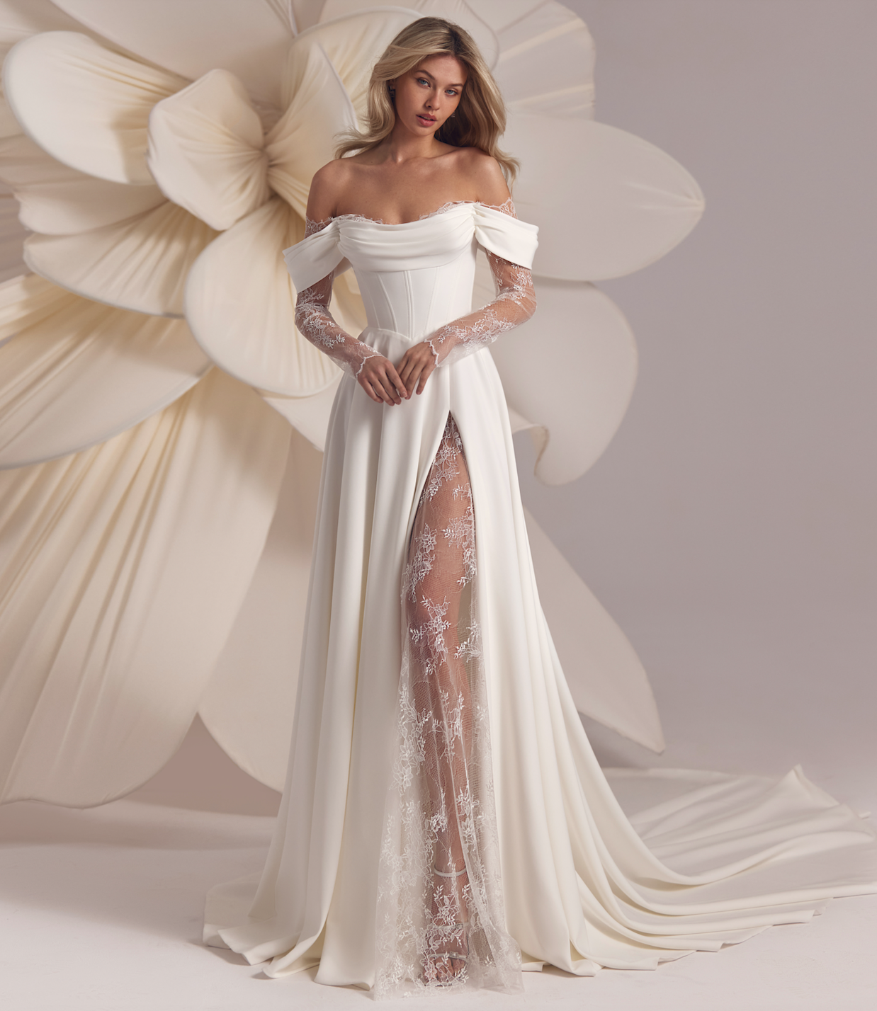 Baccara face Eva Lendel robe de mariée fluide a-line trapèze crêpe bustier pointe droit drapé manchettes jupe fluide fendue dentelle traîne magasin de robes de mariée Paris